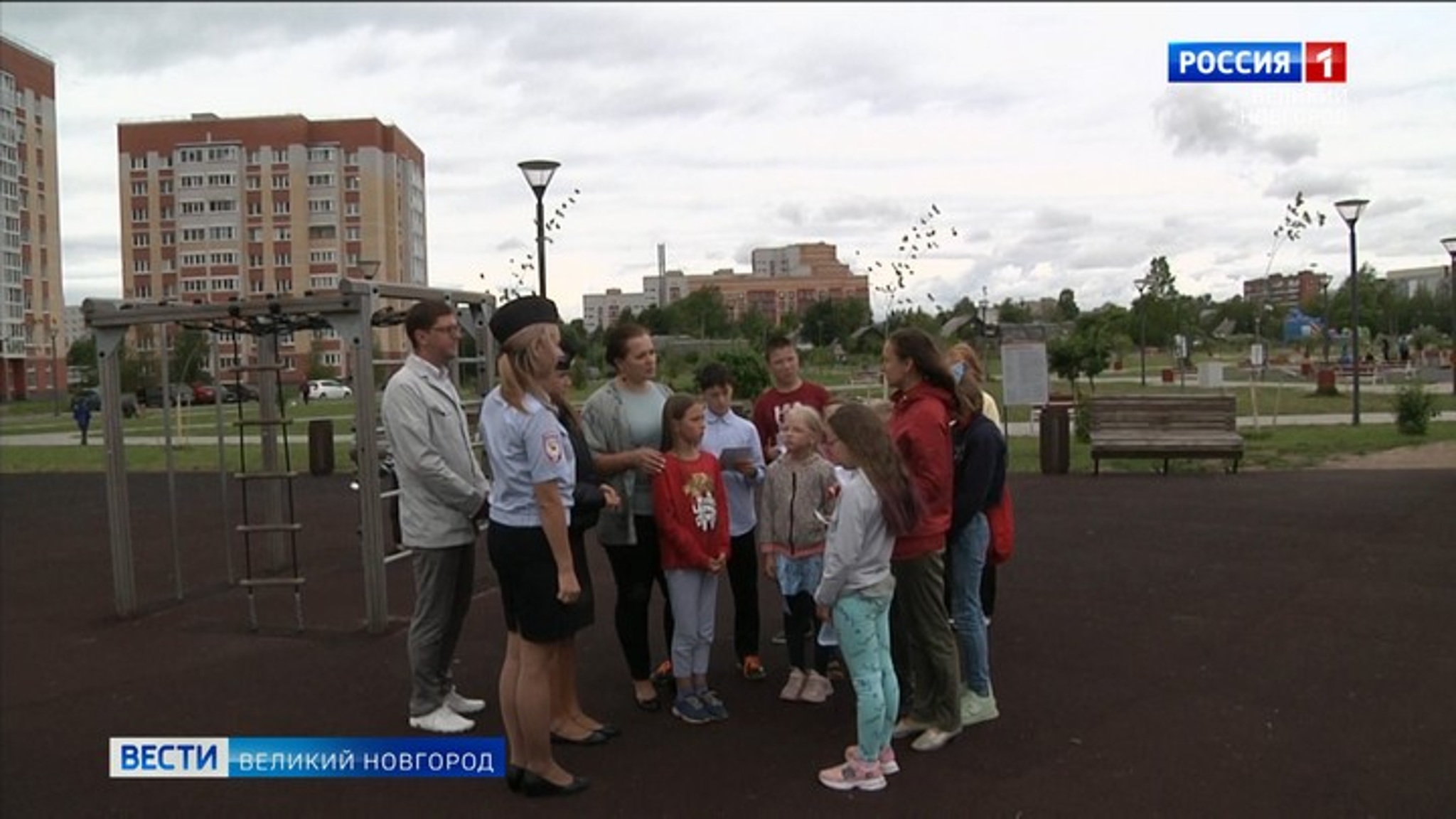 Новгородские полицейские и общественники напомнили детям и родителям о мерах безопасности во время летнего отдыха