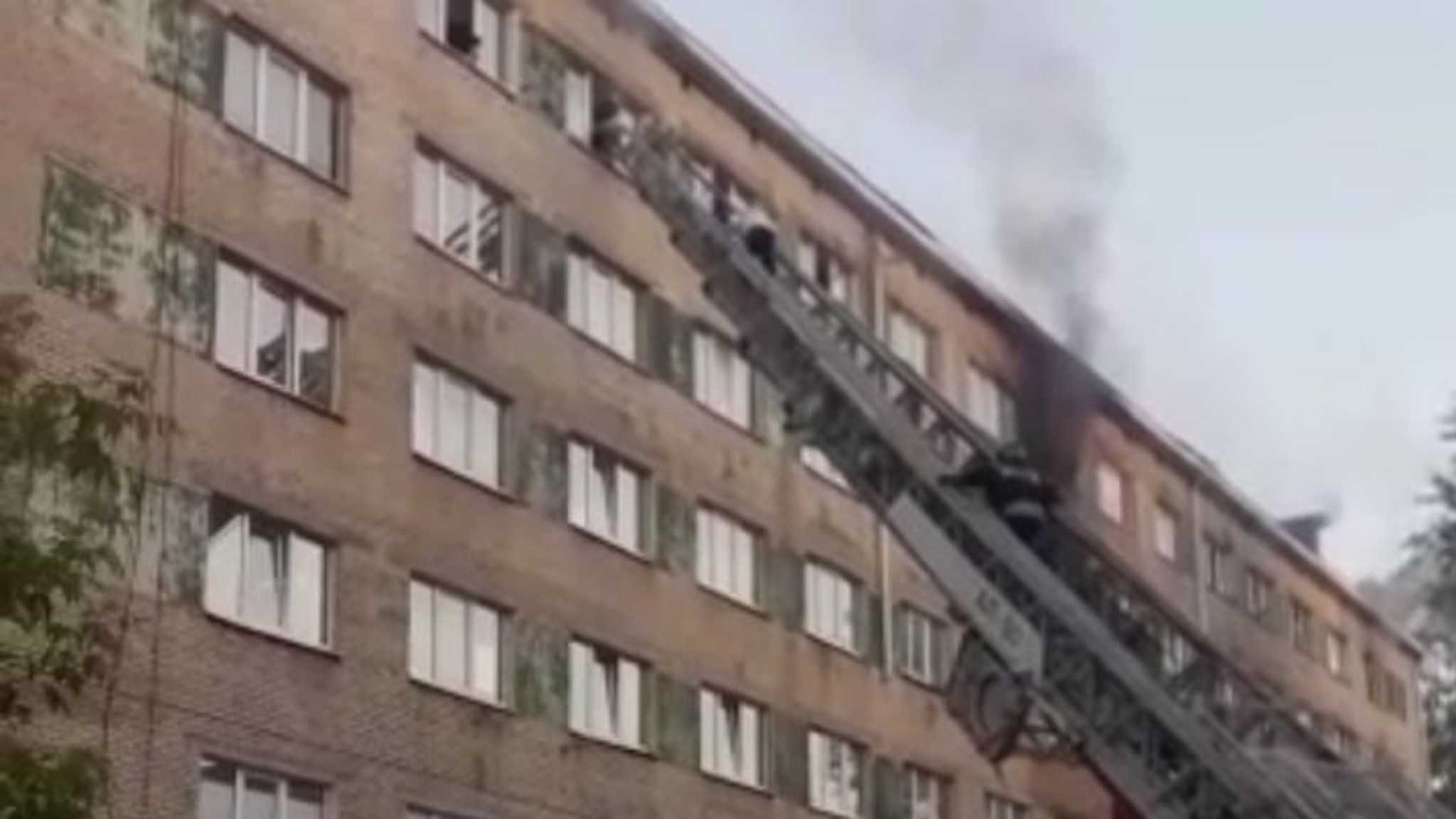Пожарные спасли 33 человека из горящего дома в Челябинской области