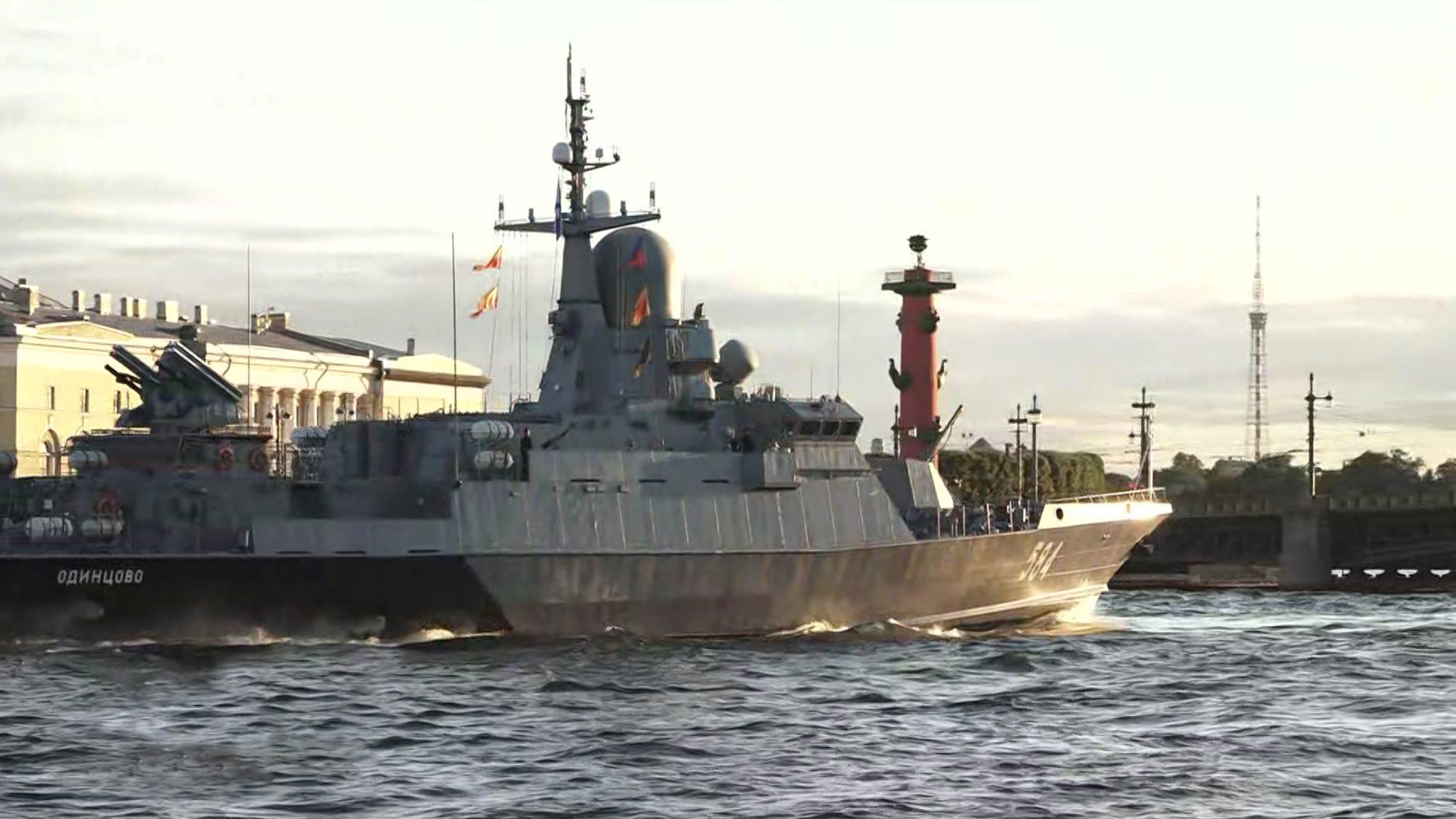Петербуржцы увидели репетицию главного военно-морского парада
