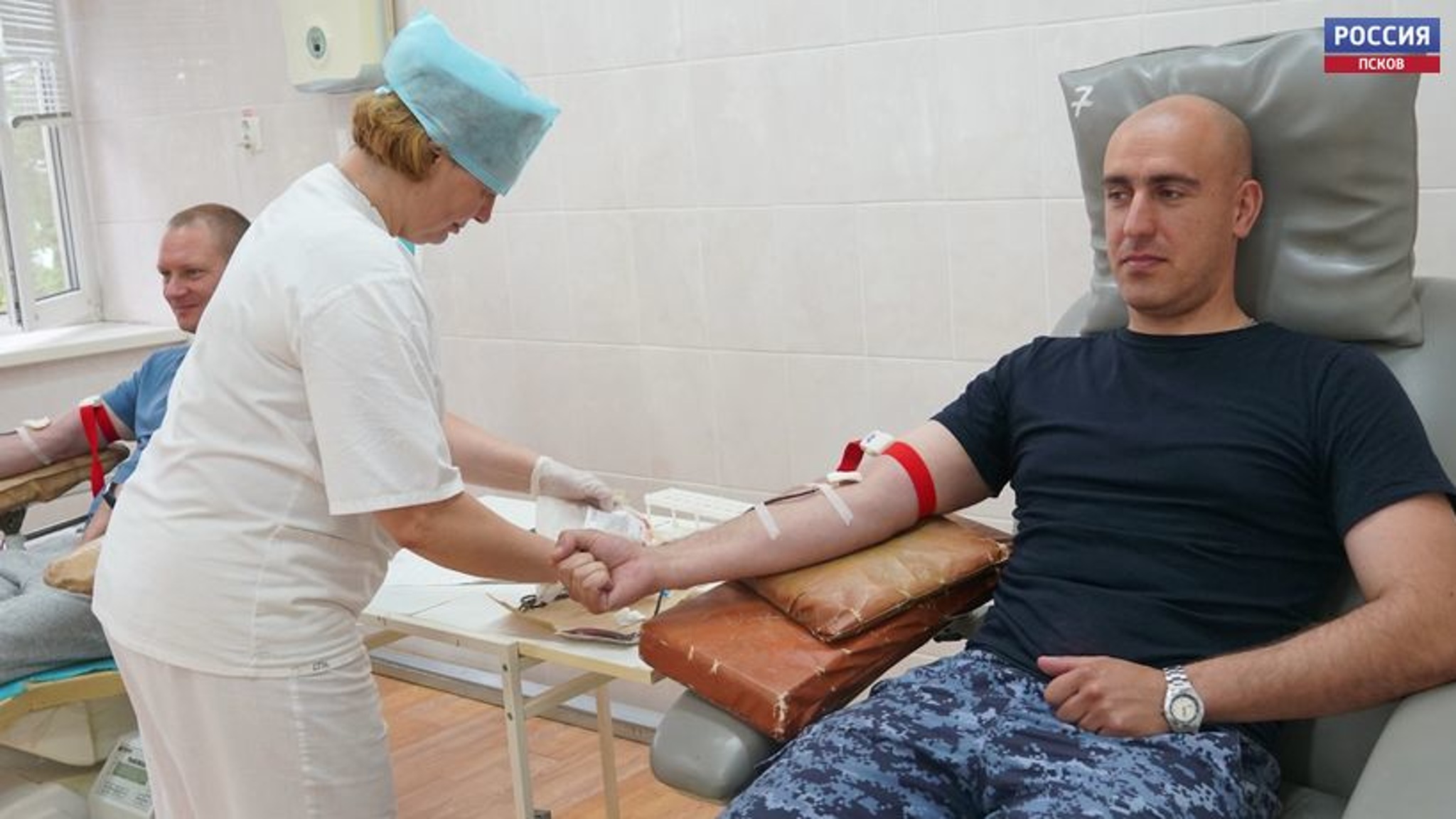 В Пскове росгвардейцы сдали около 10 литров крови