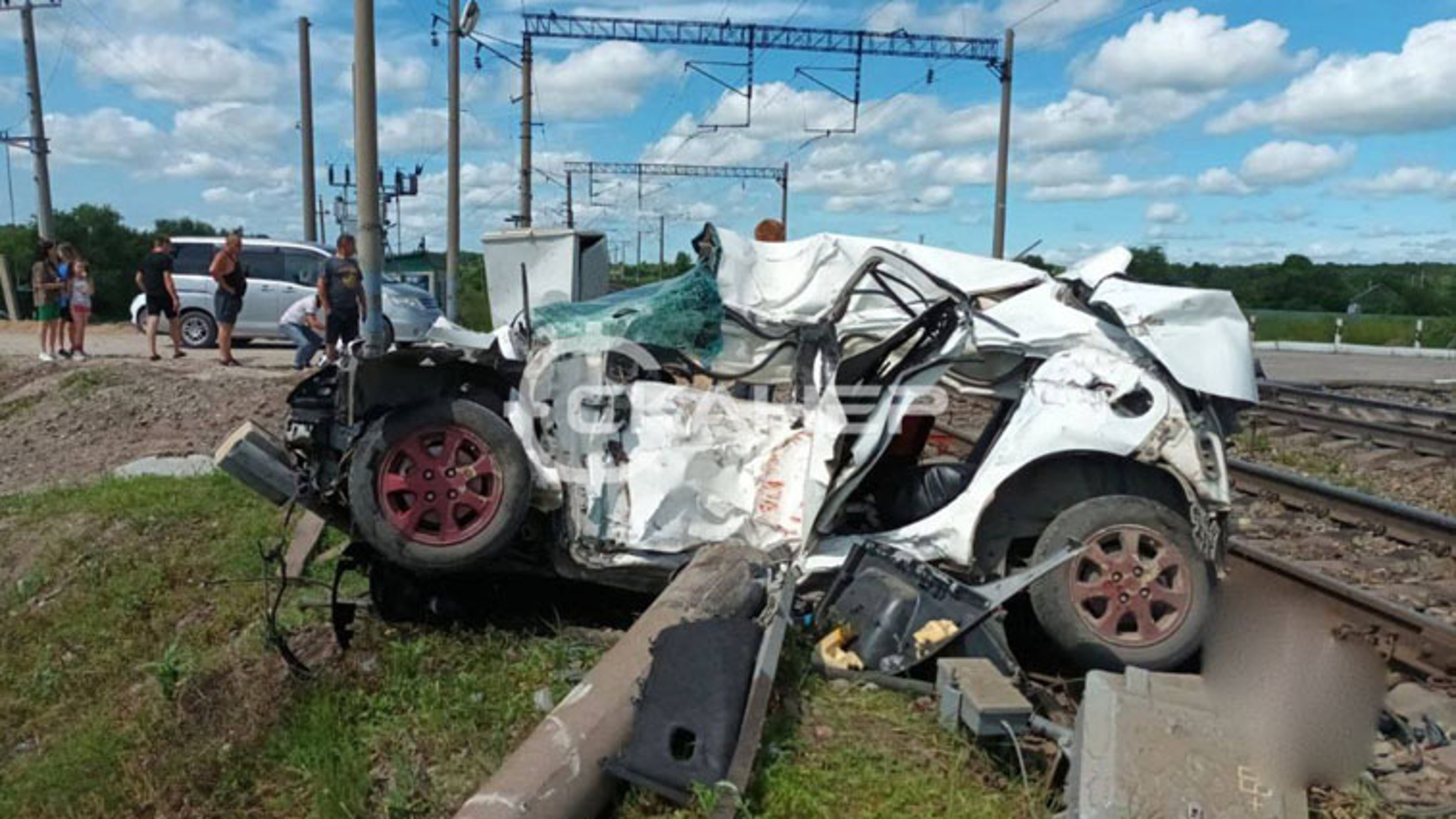 Трое человек погибли после столкновения машины с поездом на станции Томское