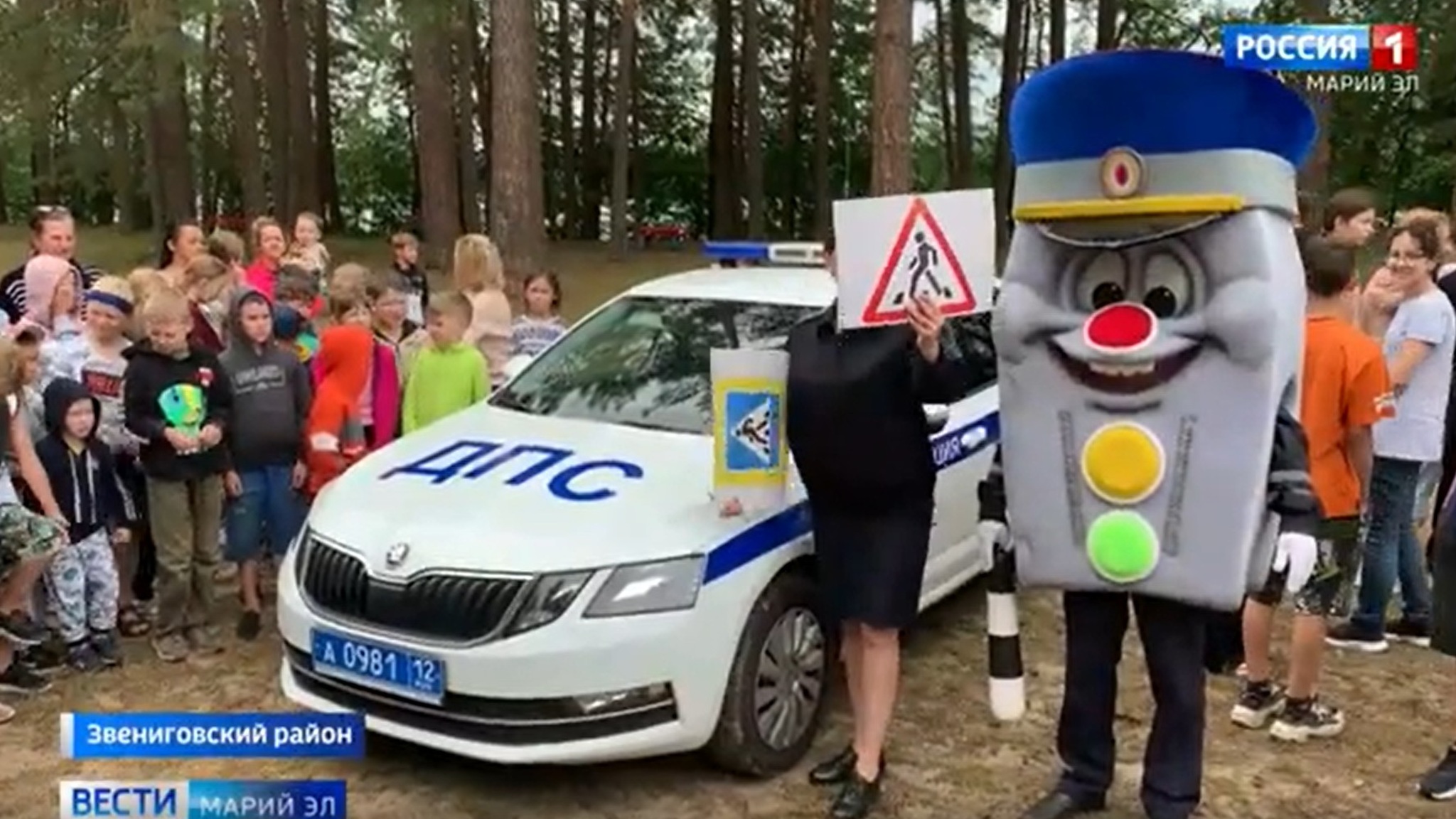 Урок безопасности провели в детском лагере инспекторы ДПС и кинологи УФСИН