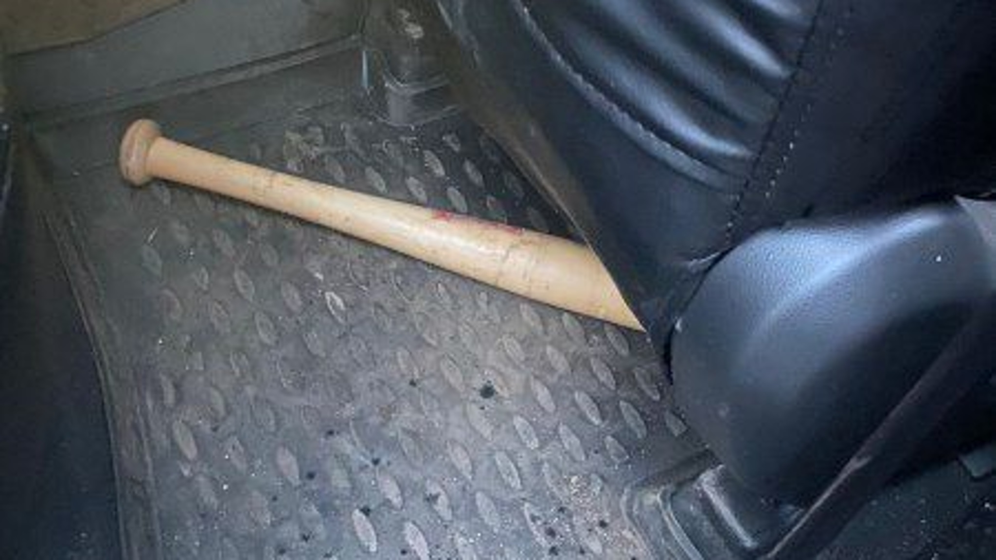 Напавшего на прохожих с бейсбольной битой мужчину задержали полицейские в Удмуртии