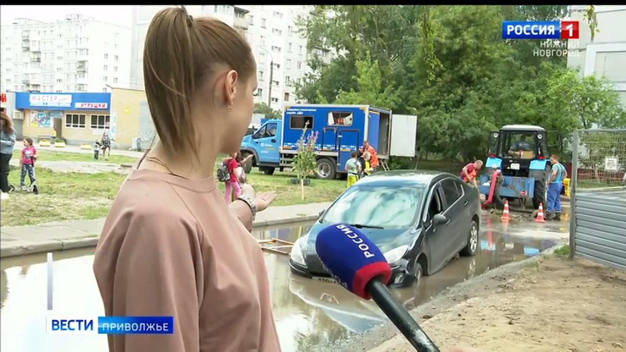 Нижегородцы попали в дорожную ловушку в луже: кто ответит за ущерб?