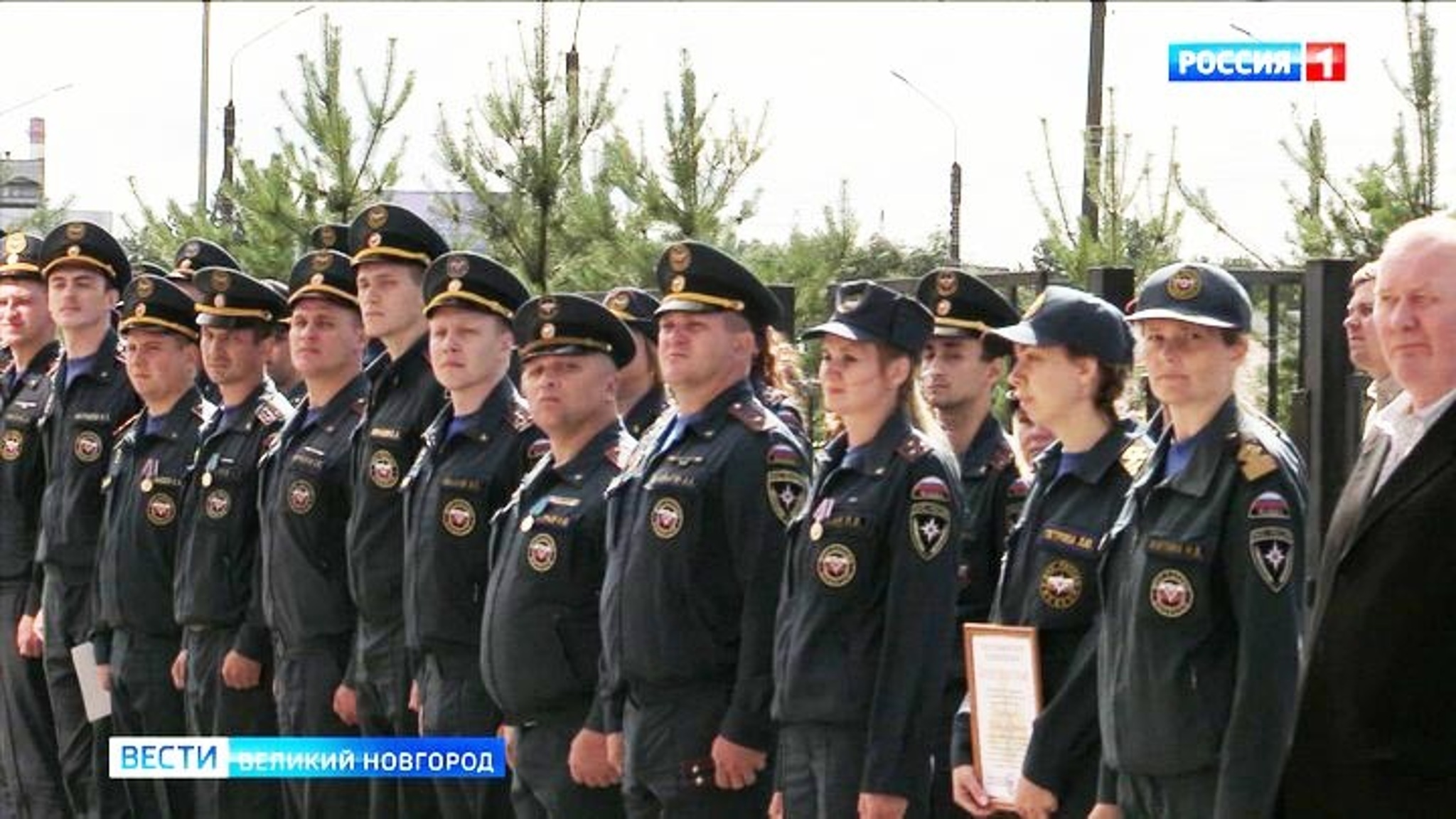 На территории Новгородского поисково-спасательного отряда прошло торжественное построение, посвященное 95-летию со дня образования Государственного пожарного надзора