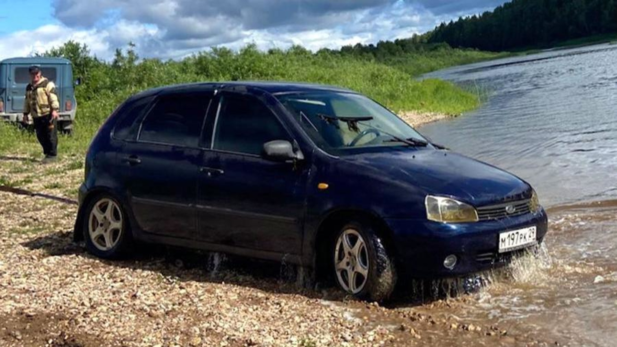 Со дна реки Ваги подняли автомобиль с телами двух мужчин