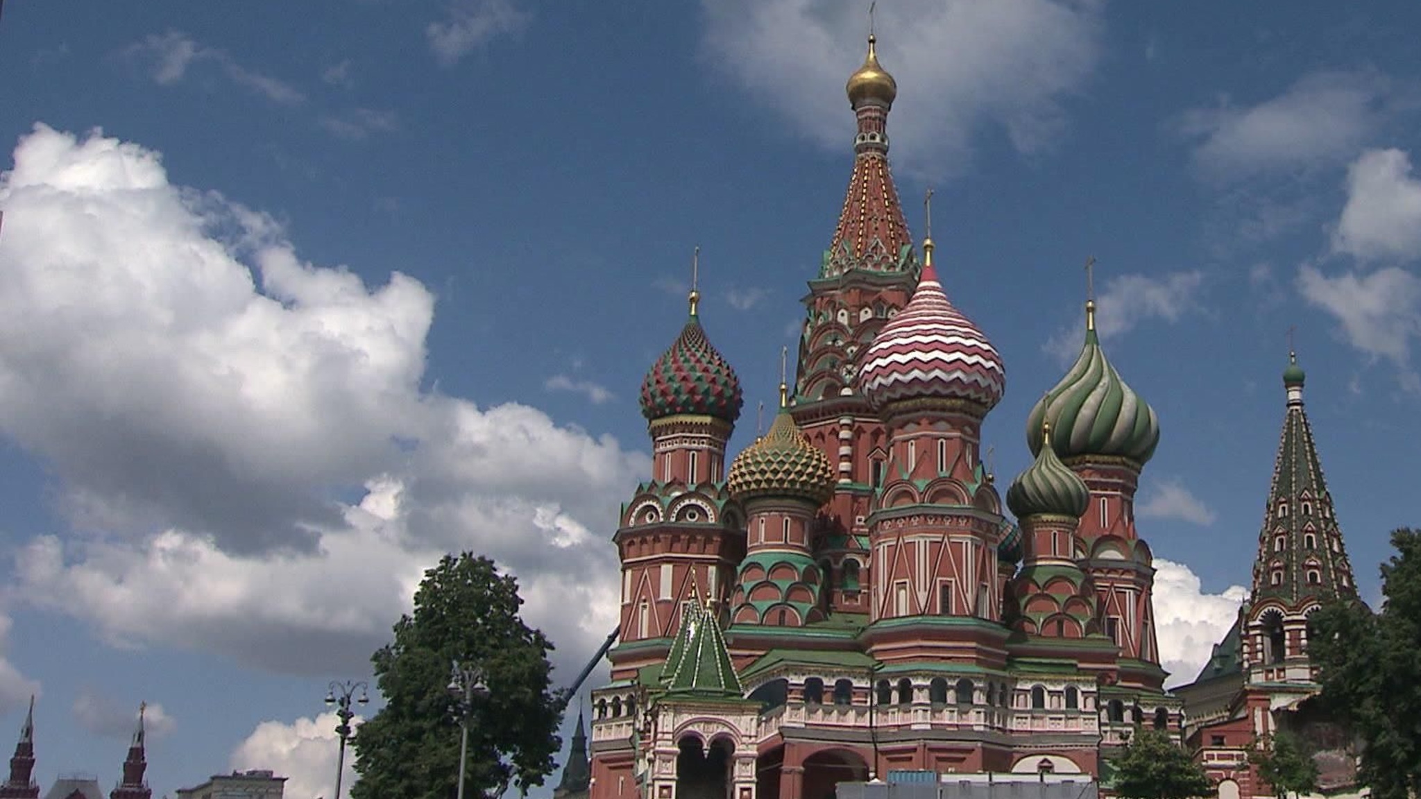 Реставраторы заканчивают установку иконостаса в церкви Варлаама Хутынского