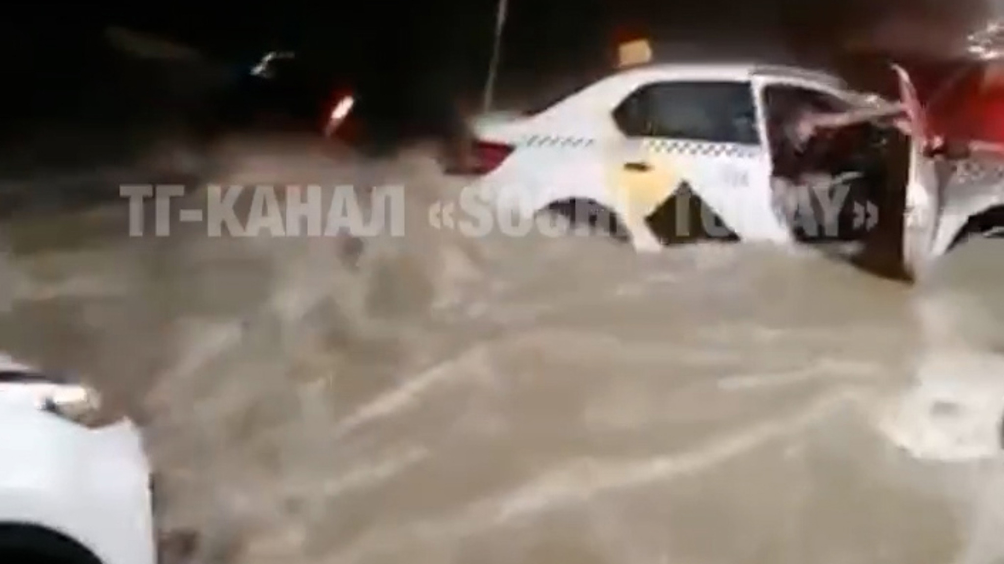 Залповый ливень накрыл Сочи