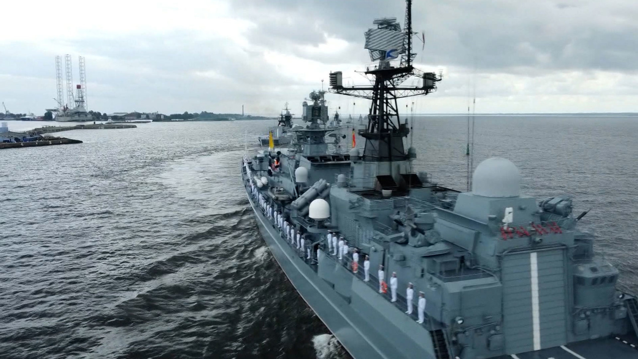 Кажется, будто заваливается горизонт: репетиция парада ко Дню ВМФ