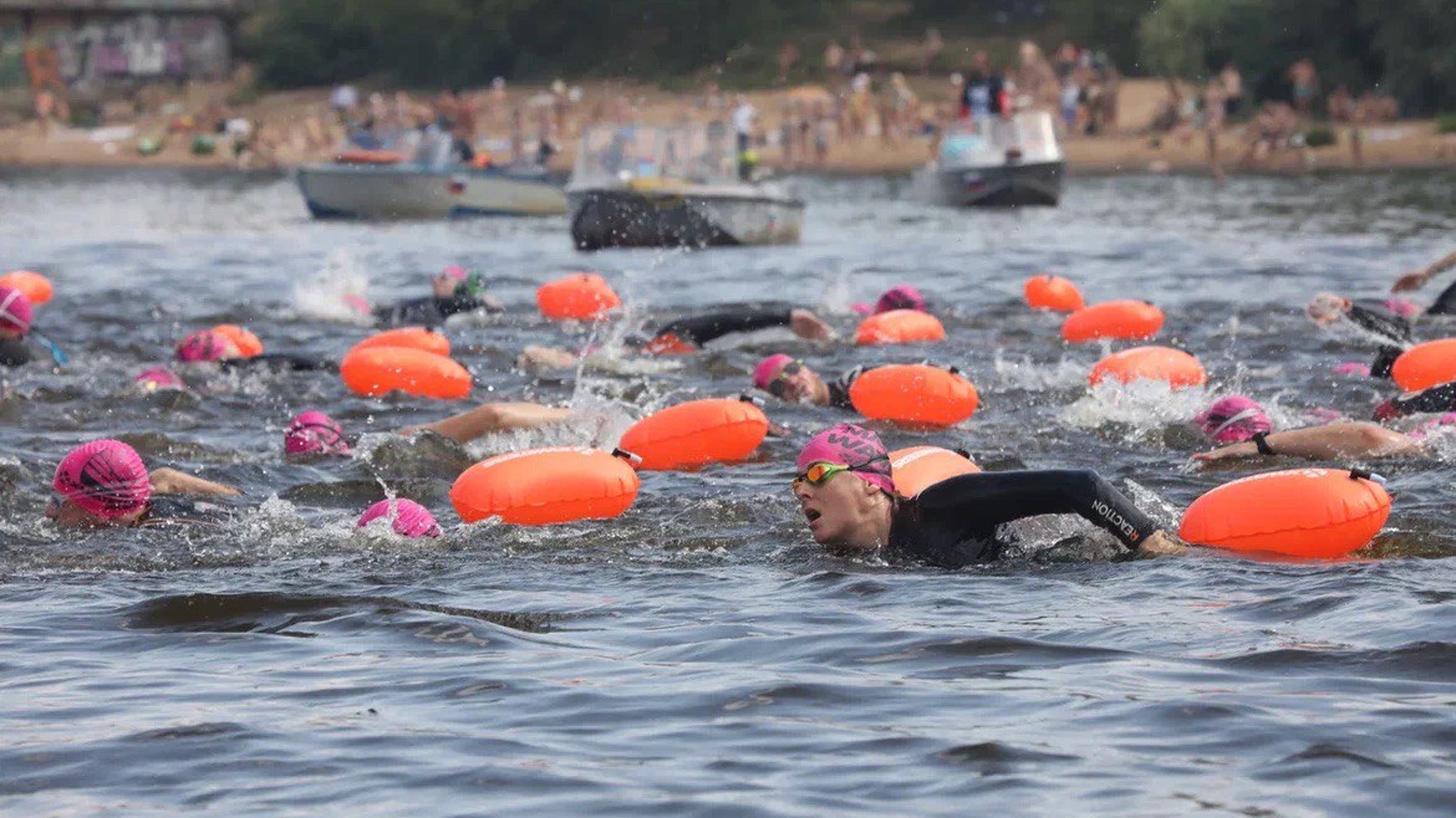 5 км в рамках международной плавательной серии Х-Waters Volga 2022 проплыл Игорь Комаров