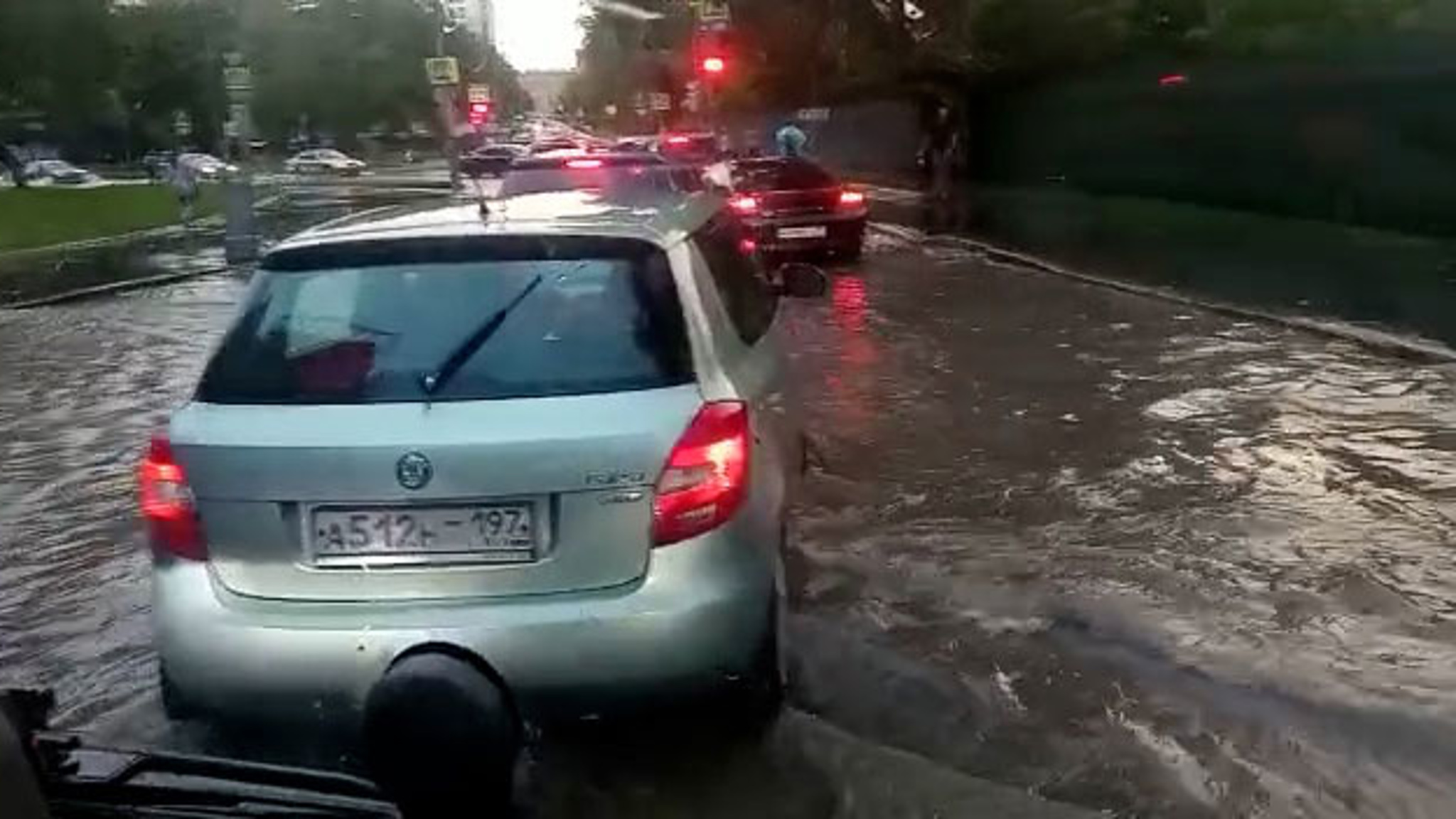 В Москве машины уходили под воду из-за сильнейшего ливня