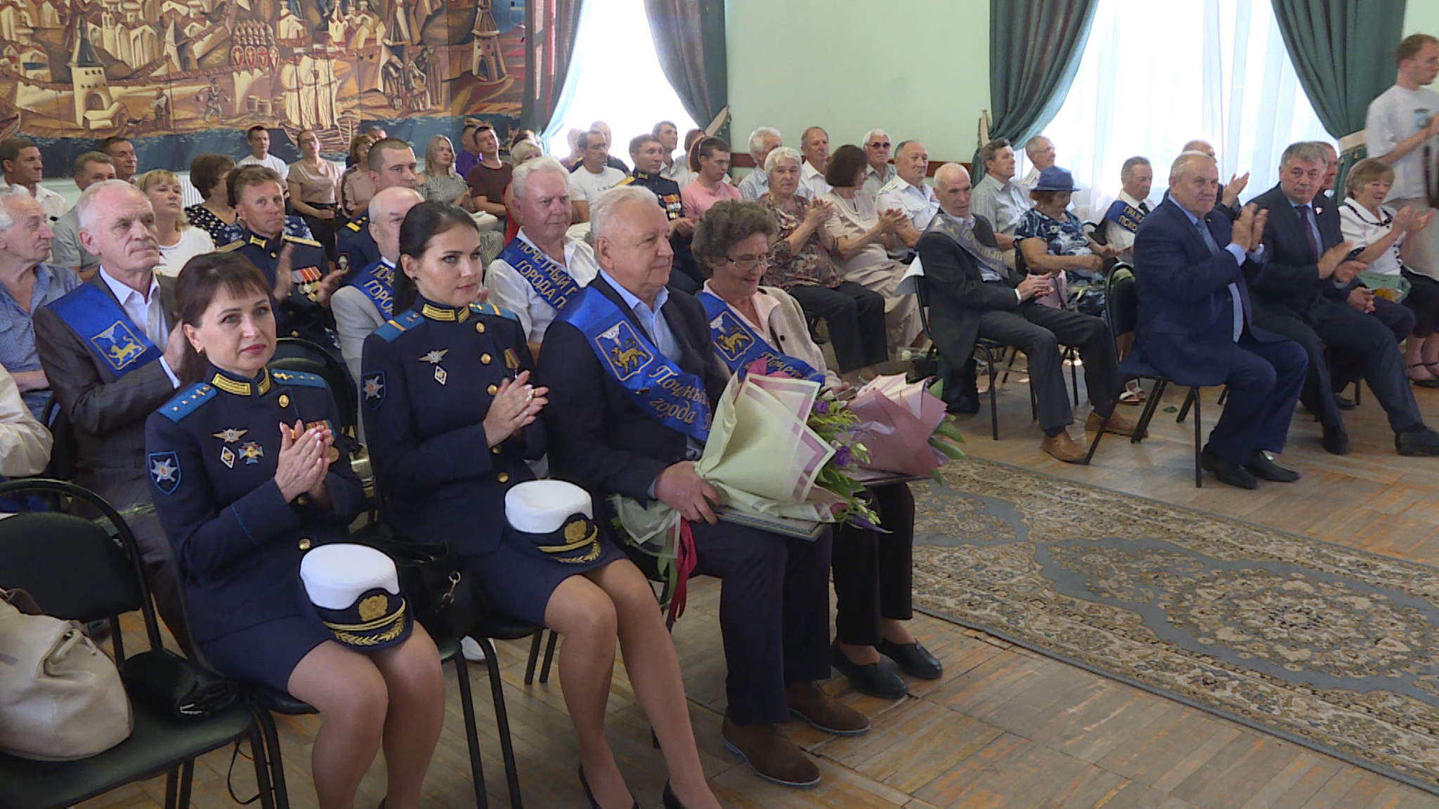 В честь Дня города почти 30 псковичей награждены почётным грамотами за профессионализм и долгие годы усердного труда
