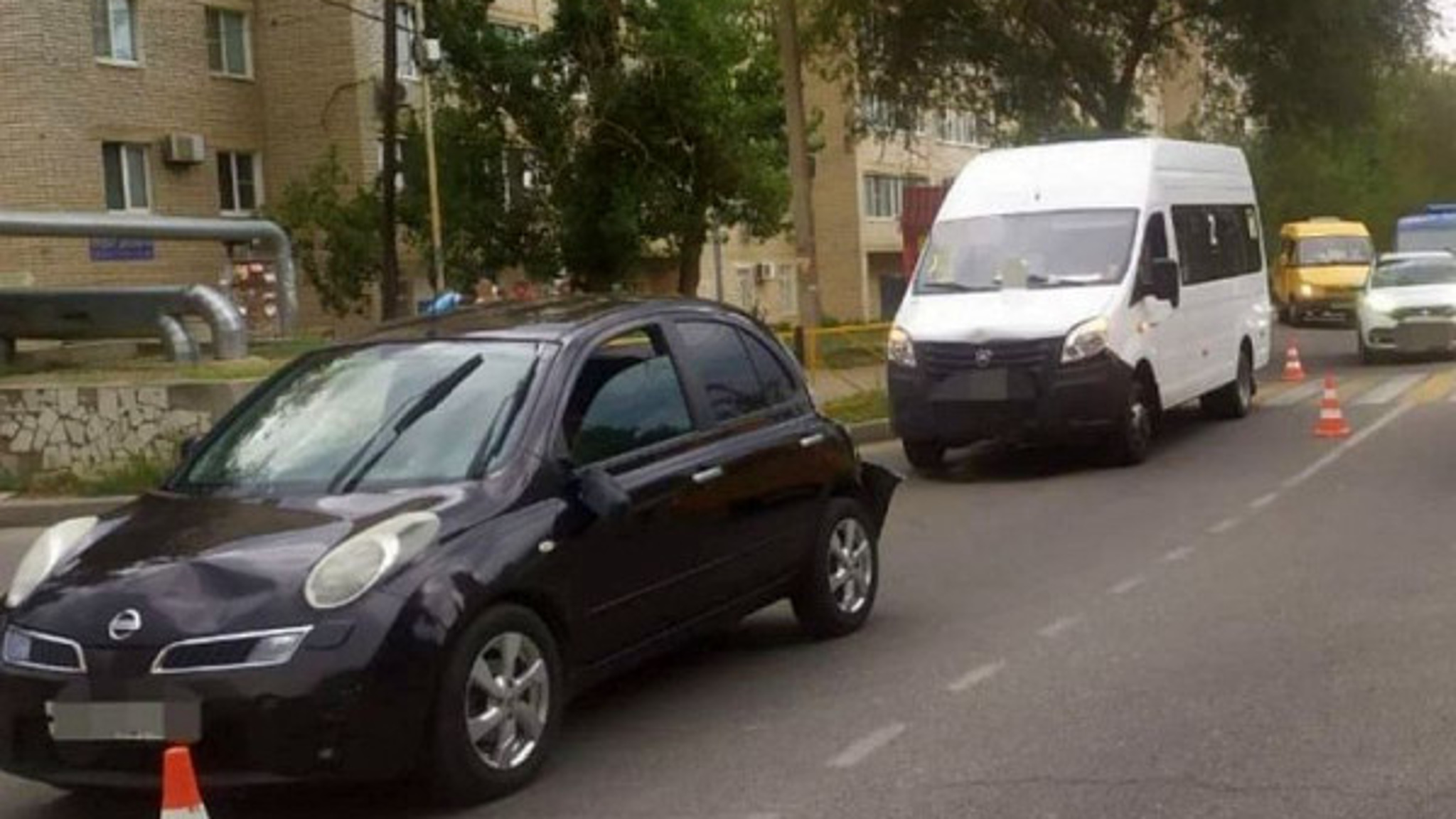 В Буденновске маршрутка врезалась в иномарку
