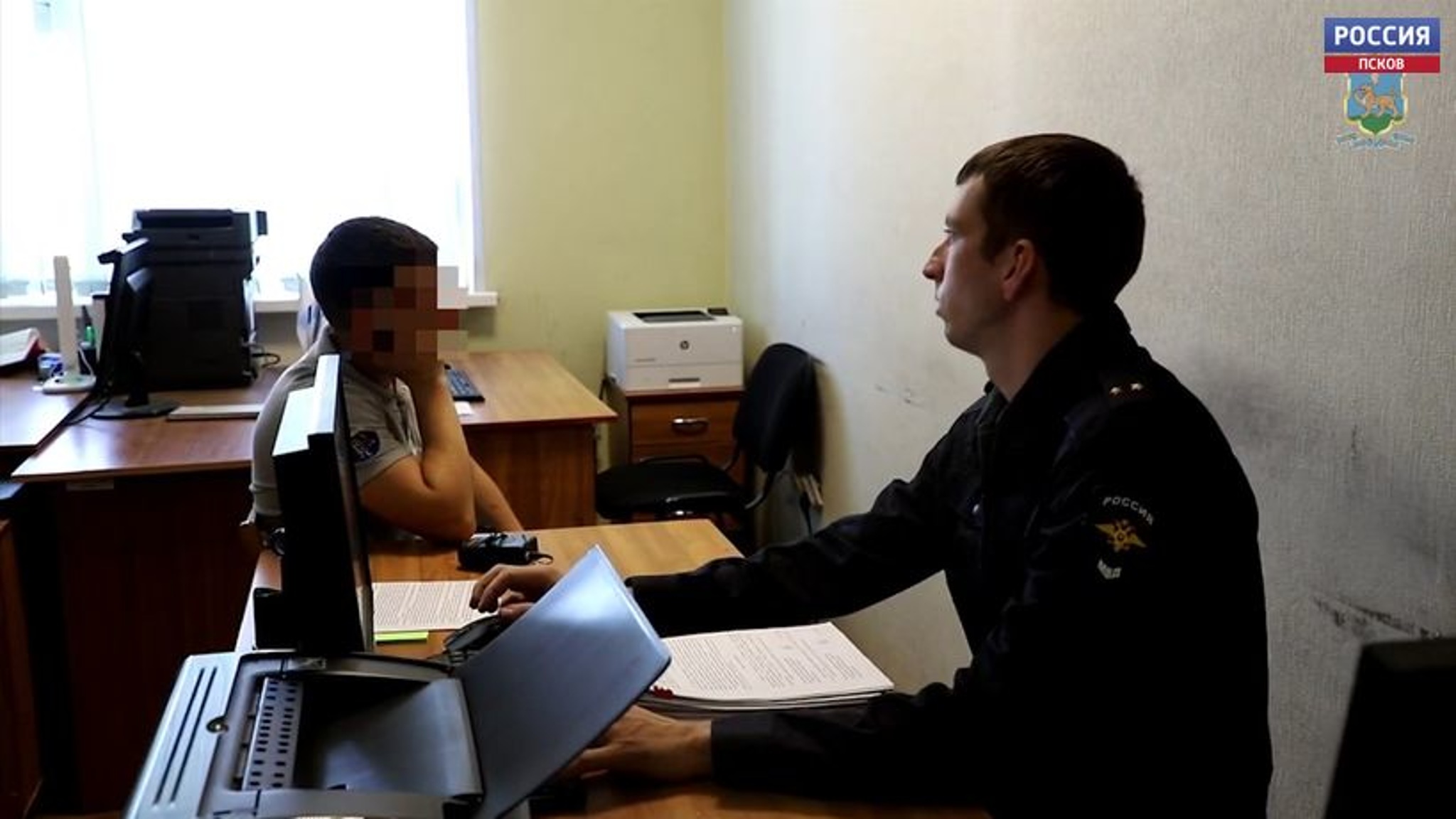 Представлялся следователем и вымогал деньги у пенсионеров. В Пскове поймали курьера телефонных аферистов