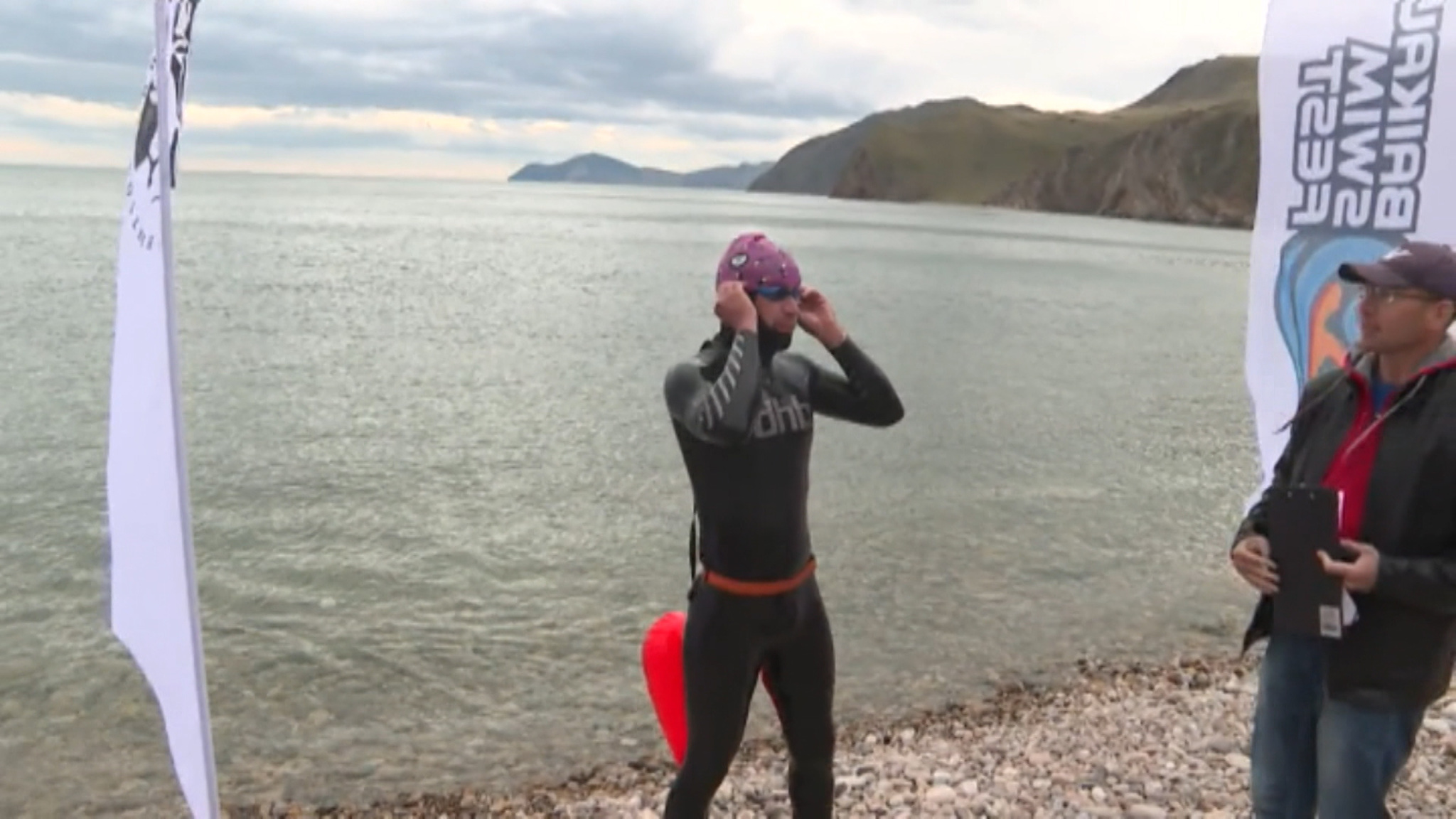 За бортом — +16. Участники Baikal swim fest со всей России плывут 4,5 километра по Байкалу