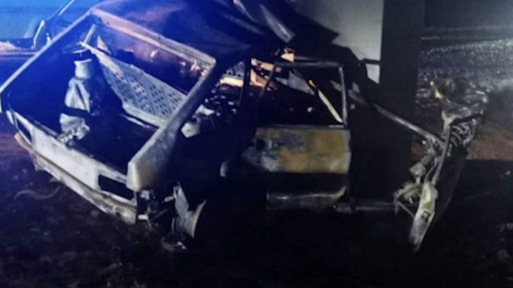 В Вольском районе автомобиль врезался в опору моста и загорелся