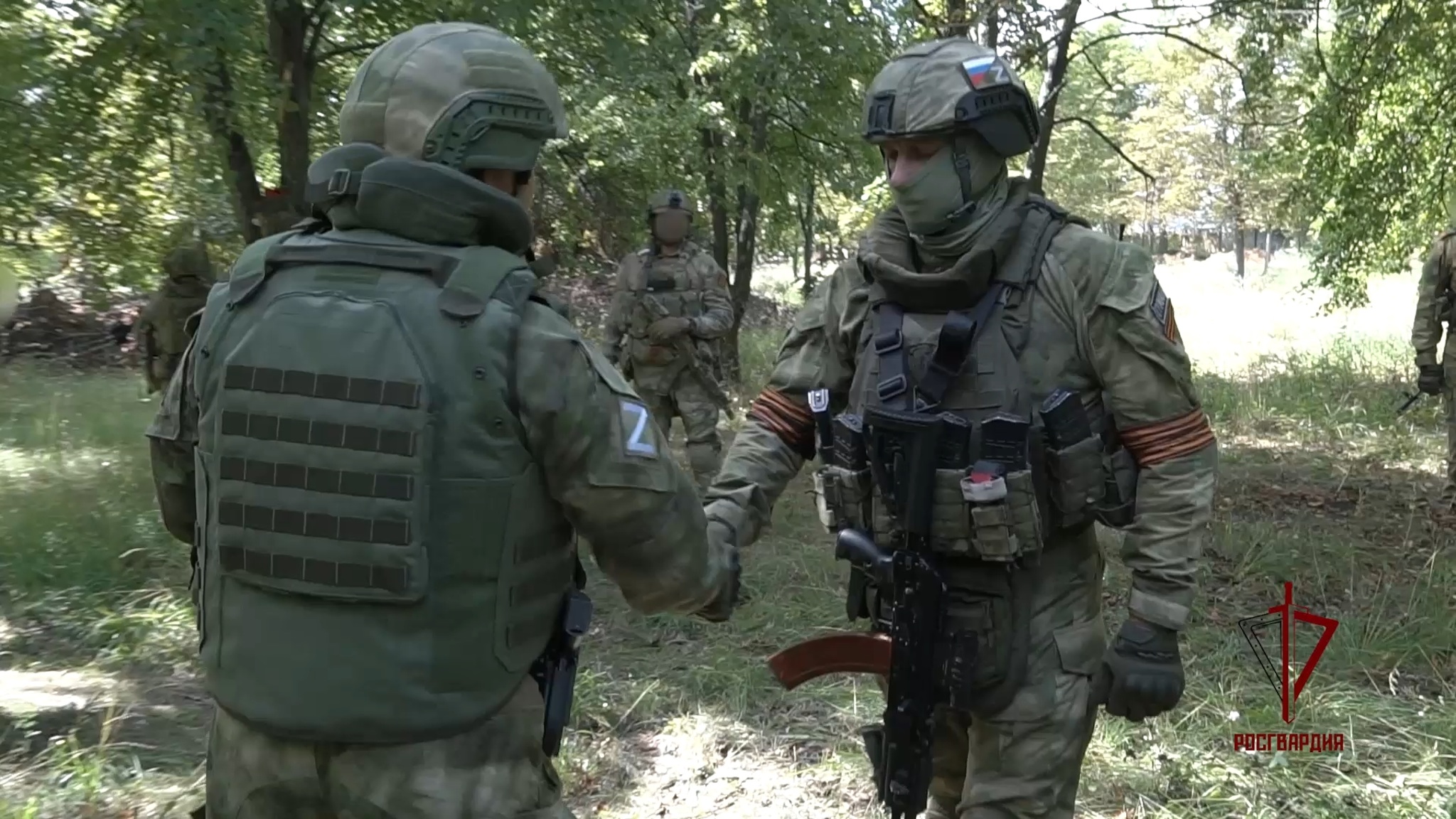 Росгвардейцев наградили в боевой обстановке