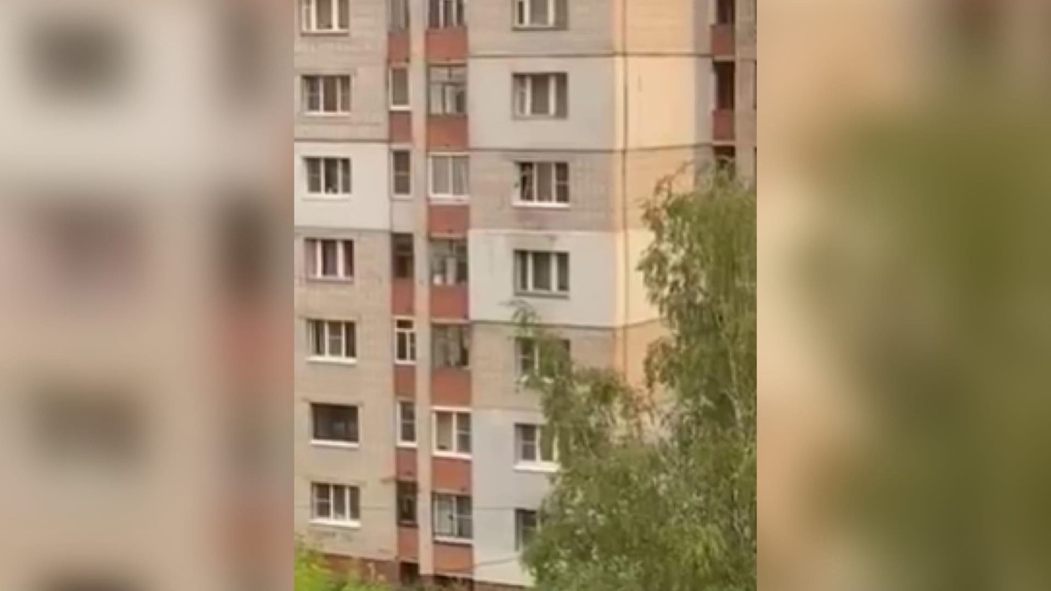 Стоял в открытом окне 5-го этажа: у ярославны забрали двоих детей