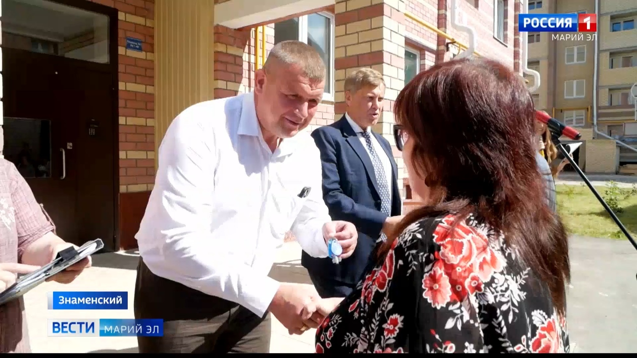 Жители поселка Знаменского получили ключи от новых квартир