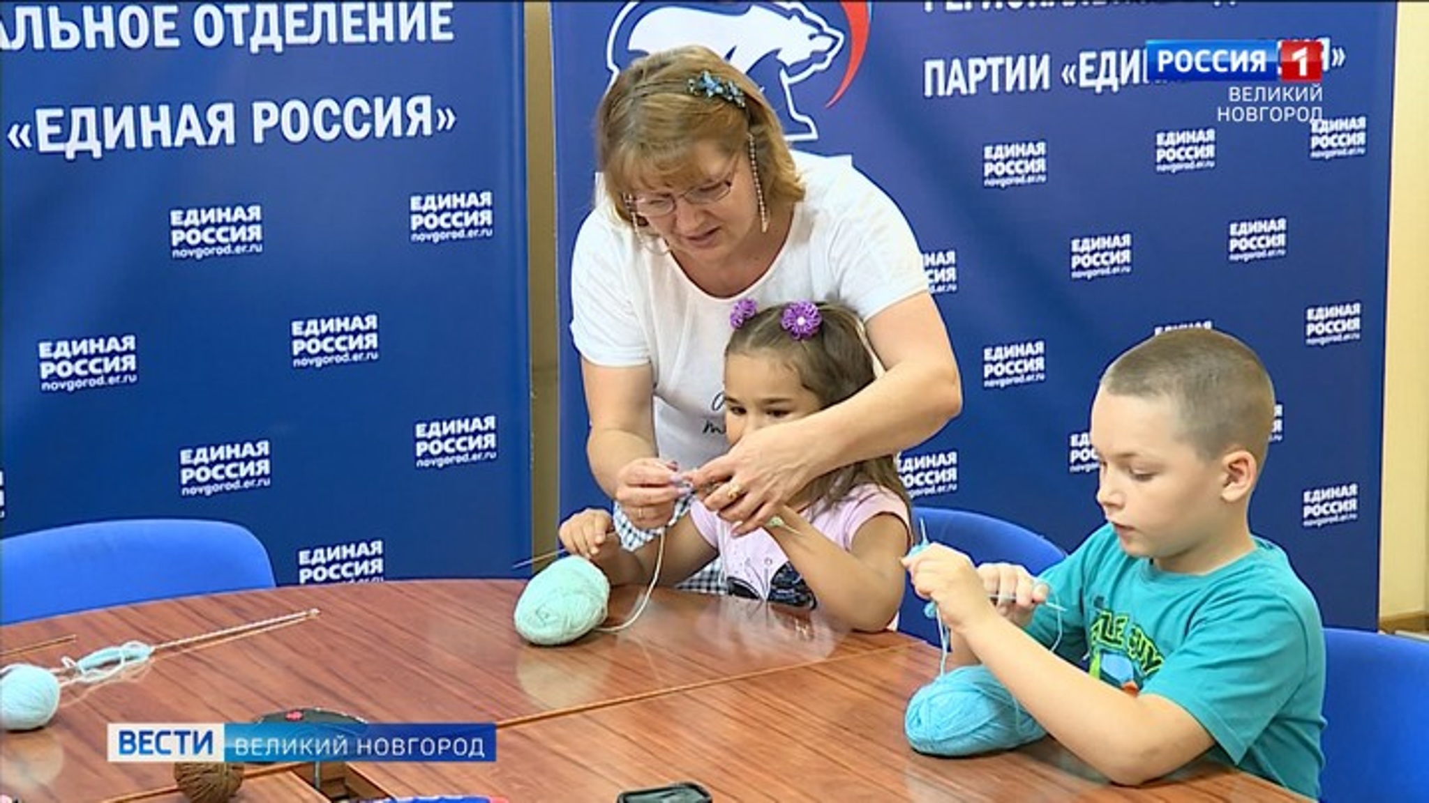 В Великом Новгороде в рамках Всероссийской акции "Бабушкина забота" прошёл первый урок вязания для самых маленьких