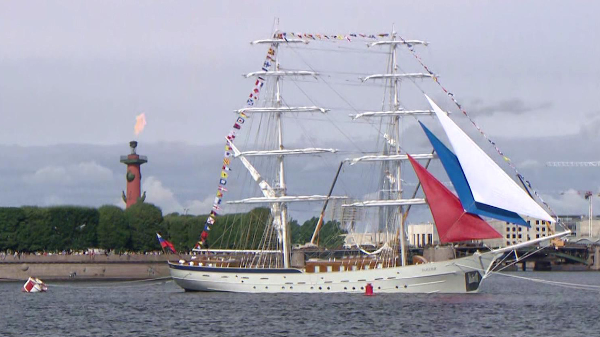 Парусник "Россия" и крейсер "Аврора" примут участие в параде ко Дню ВМФ