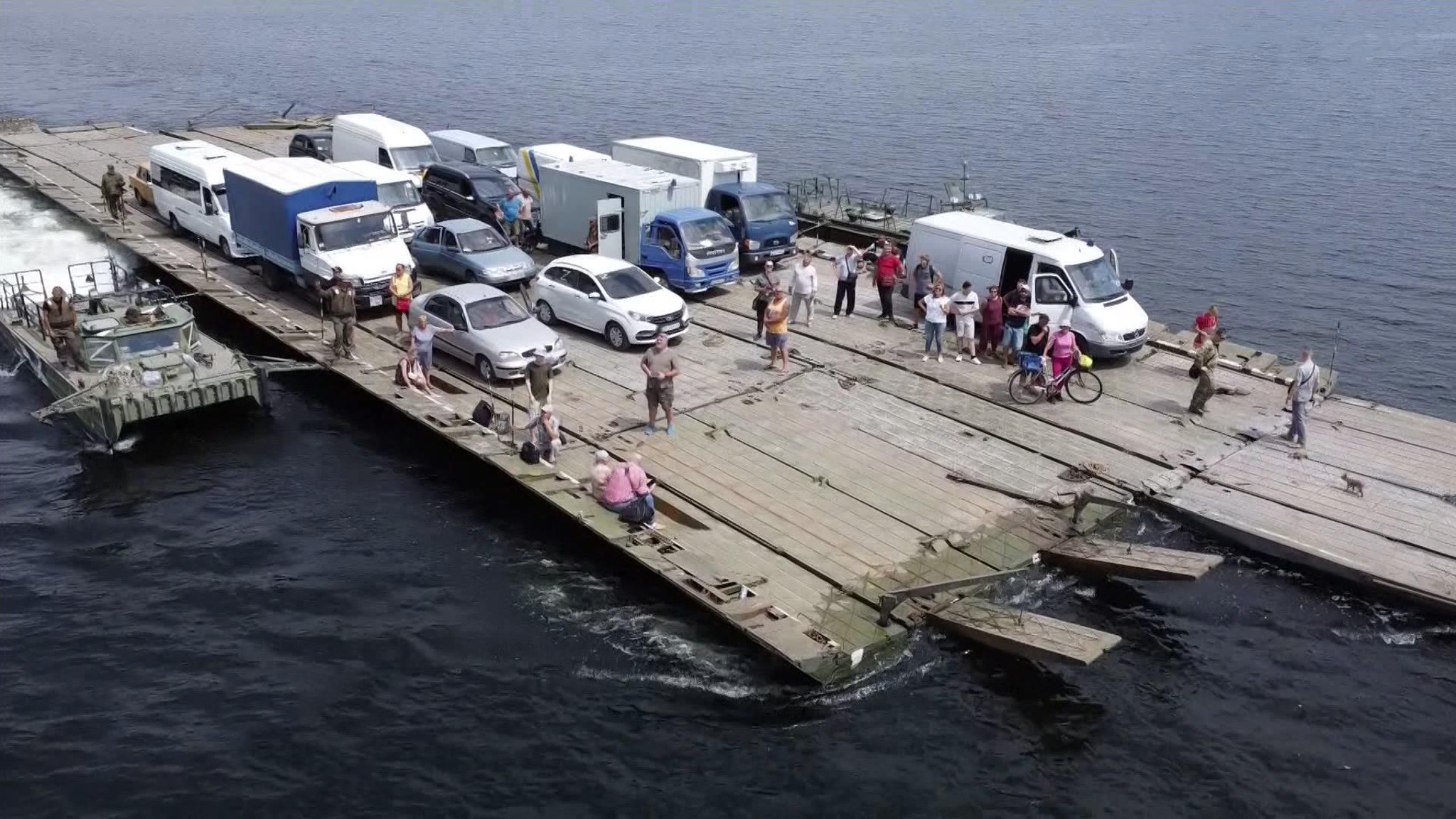 Российские военные навели переправу вместо разбитого моста через Днепр