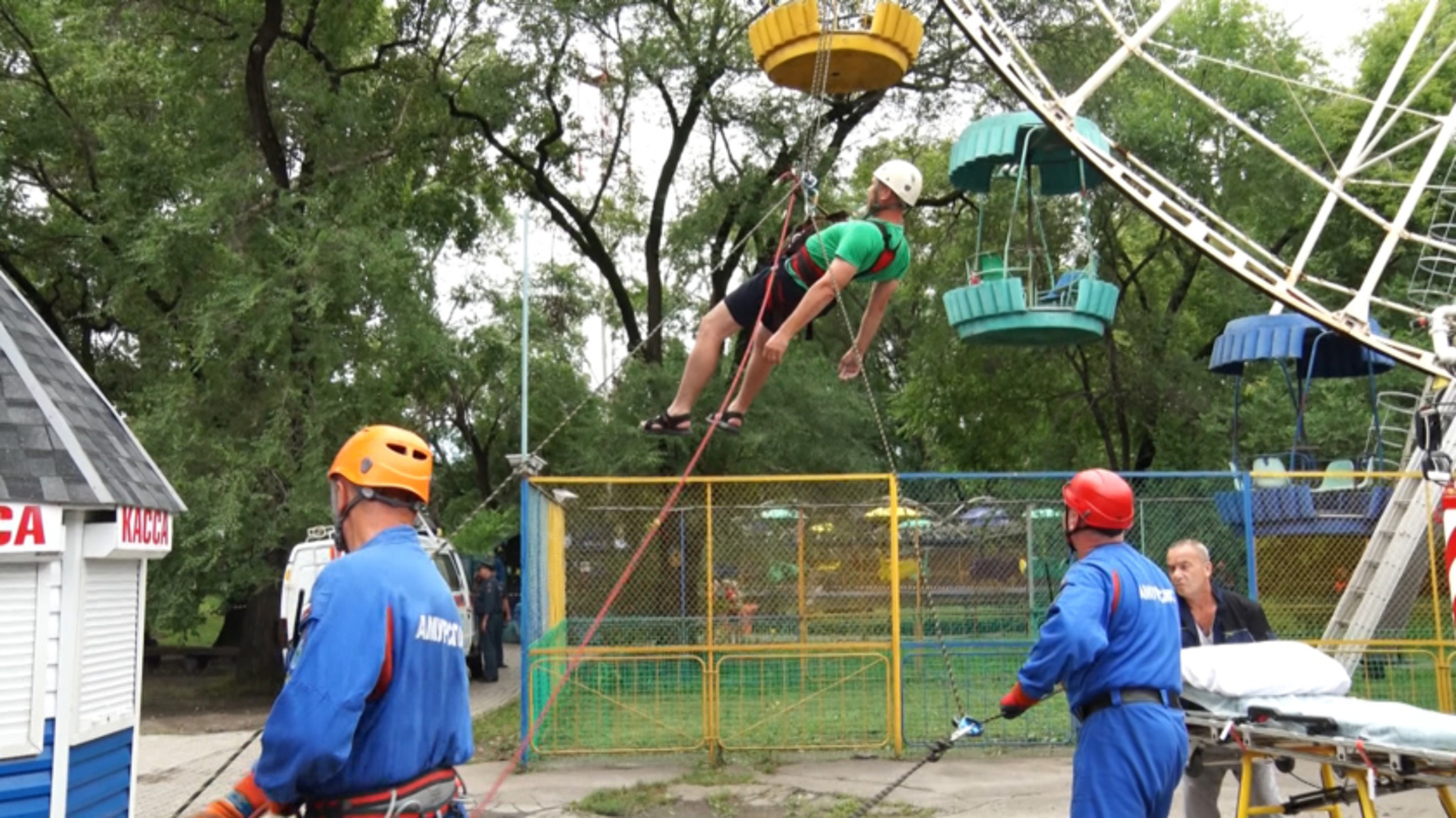 Учения по спасению застрявших на колесе обозрения провели в Благовещенске