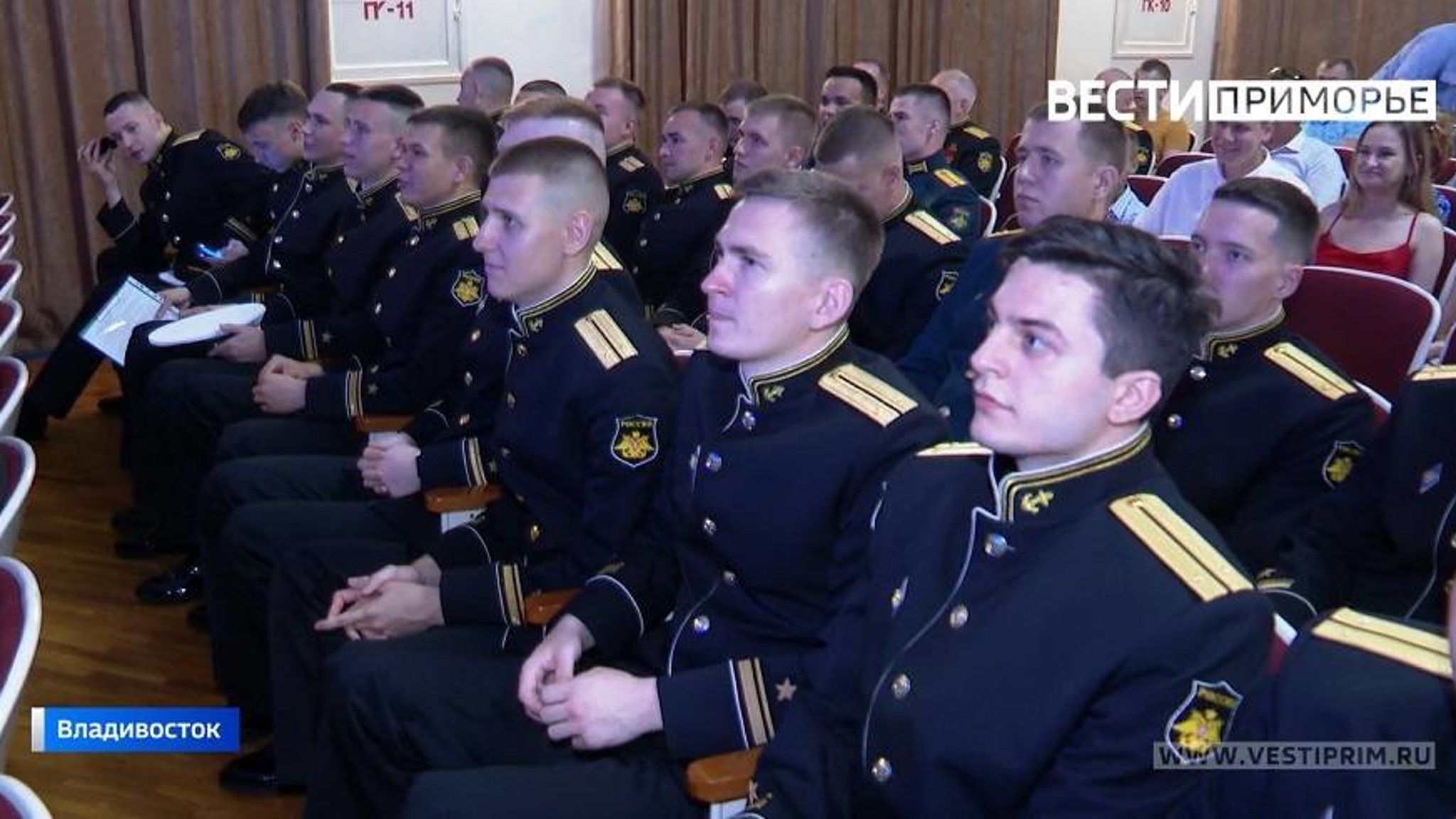Дипломы об окончании университета получили молодые лейтенанты ДВФУ