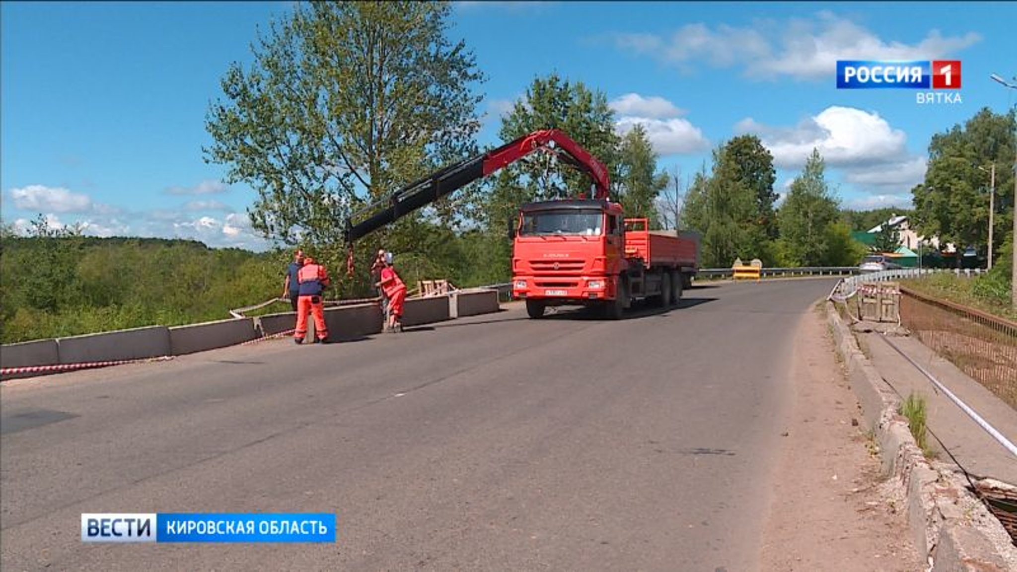 В слободе Макарье обрушились тротуарные консоли моста