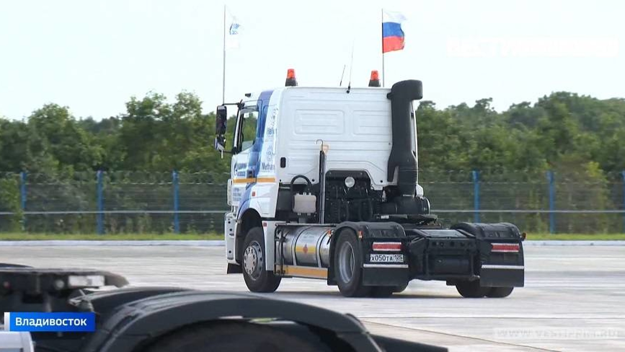КАМАЗы на природном газе стартовали из Владивостока до Санкт-Петербурга