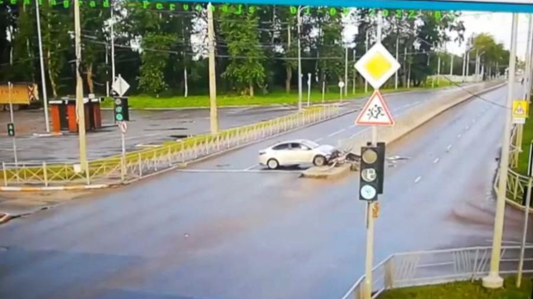 В Архангельске сегодня утром молодой водитель снес пешеходное ограждение