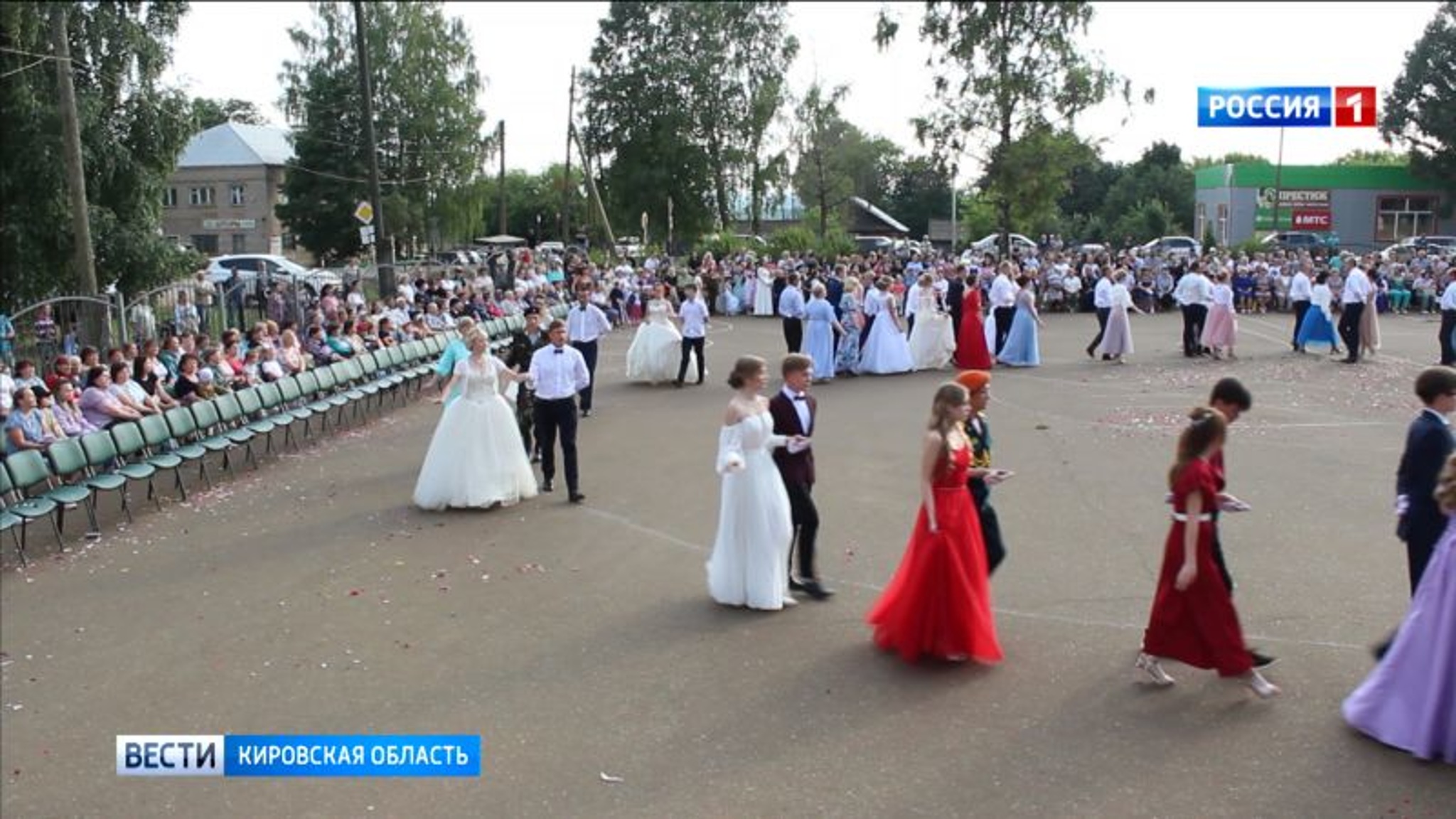 В поселке Уни Кировской области прошел "Невский бал"