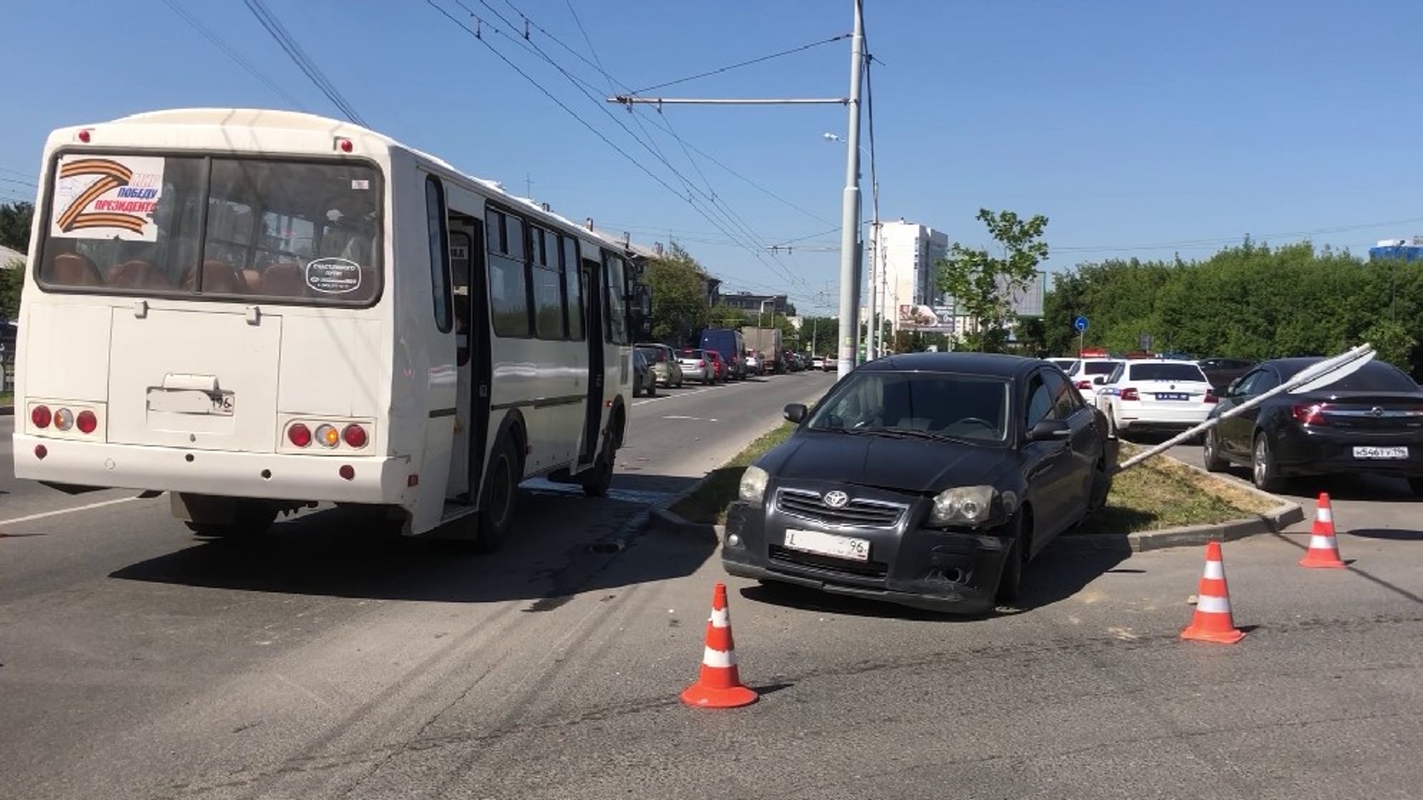 Пассажирский автобус попал в аварию в Екатеринбурге