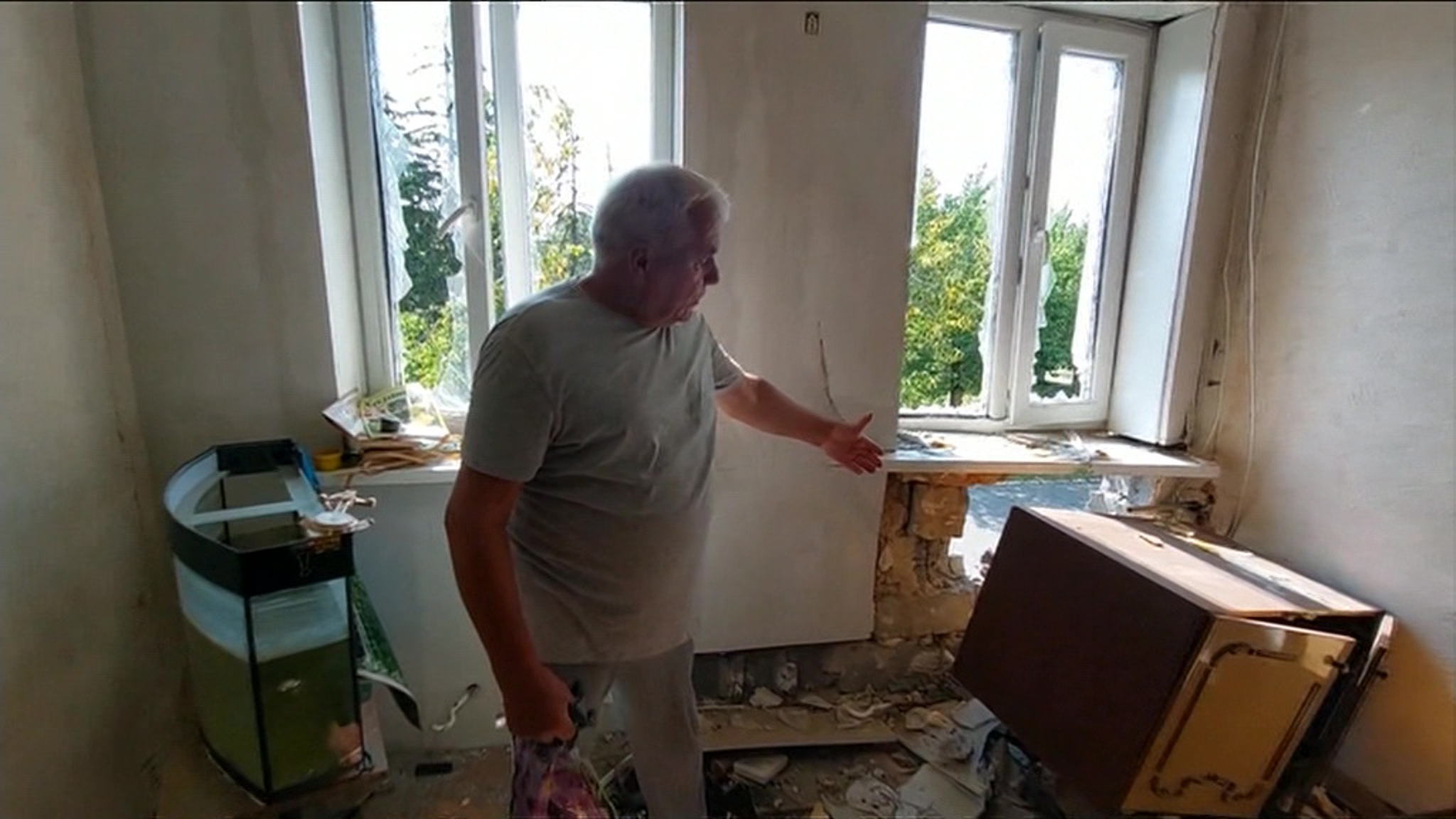 В ЛНР тысячи зданий повреждены обстрелами, но жителей без помощи не оставят