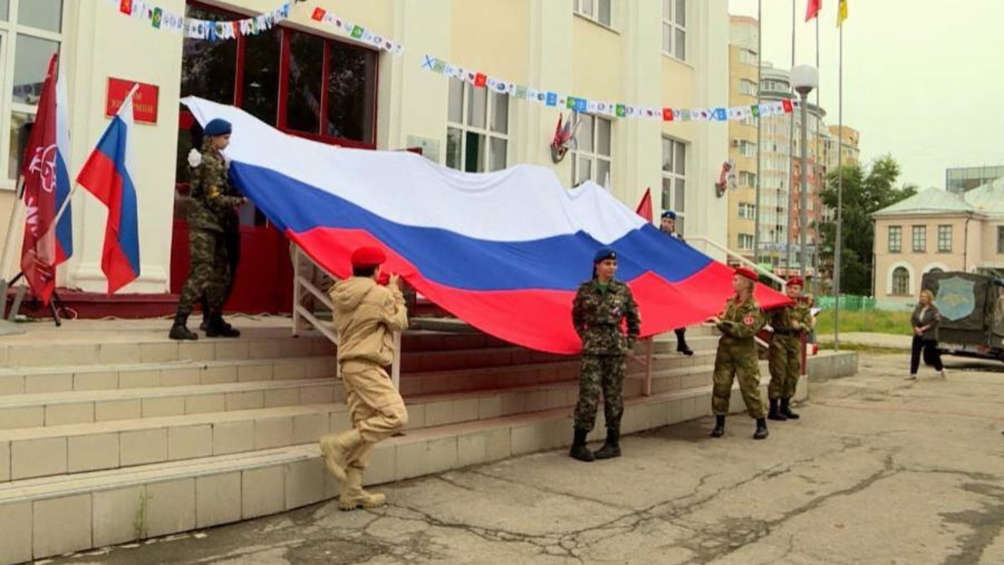 С 1 сентября школы области будут начинать учебную неделю поднятием триколора