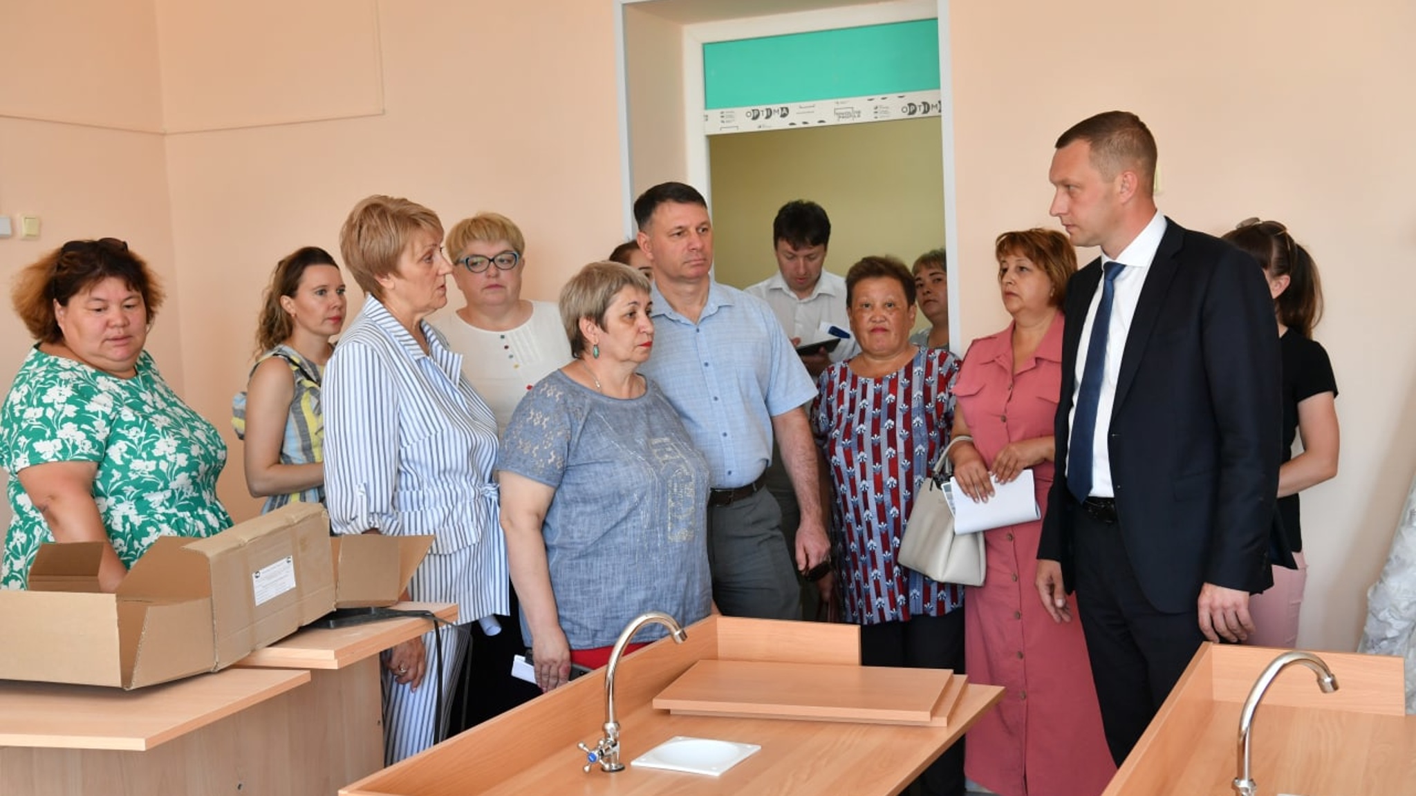 Роман Бусаргин осмотрел ход капремонта школы в Озинском районе
