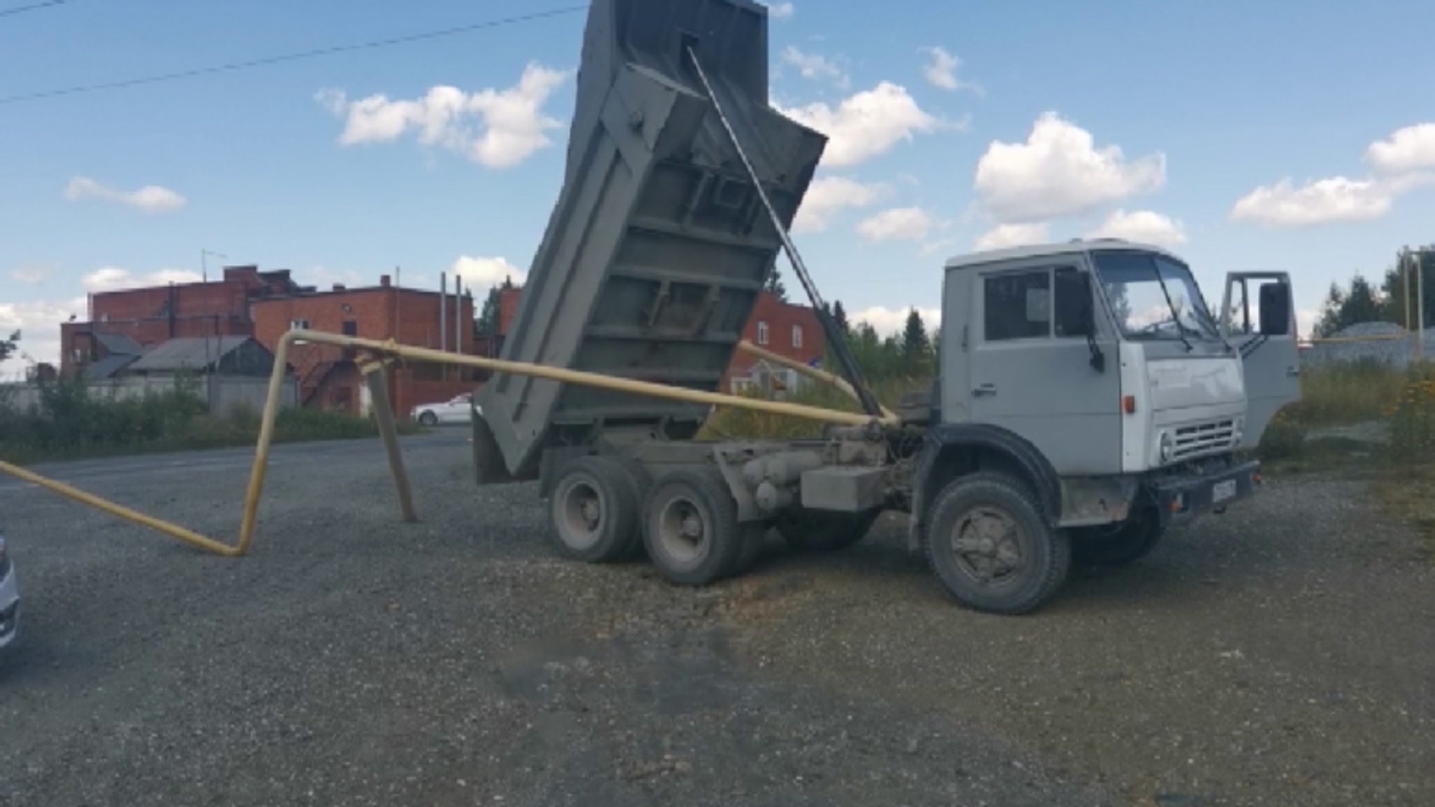В Свердловской области водитель грузовика снес газовую трубу
