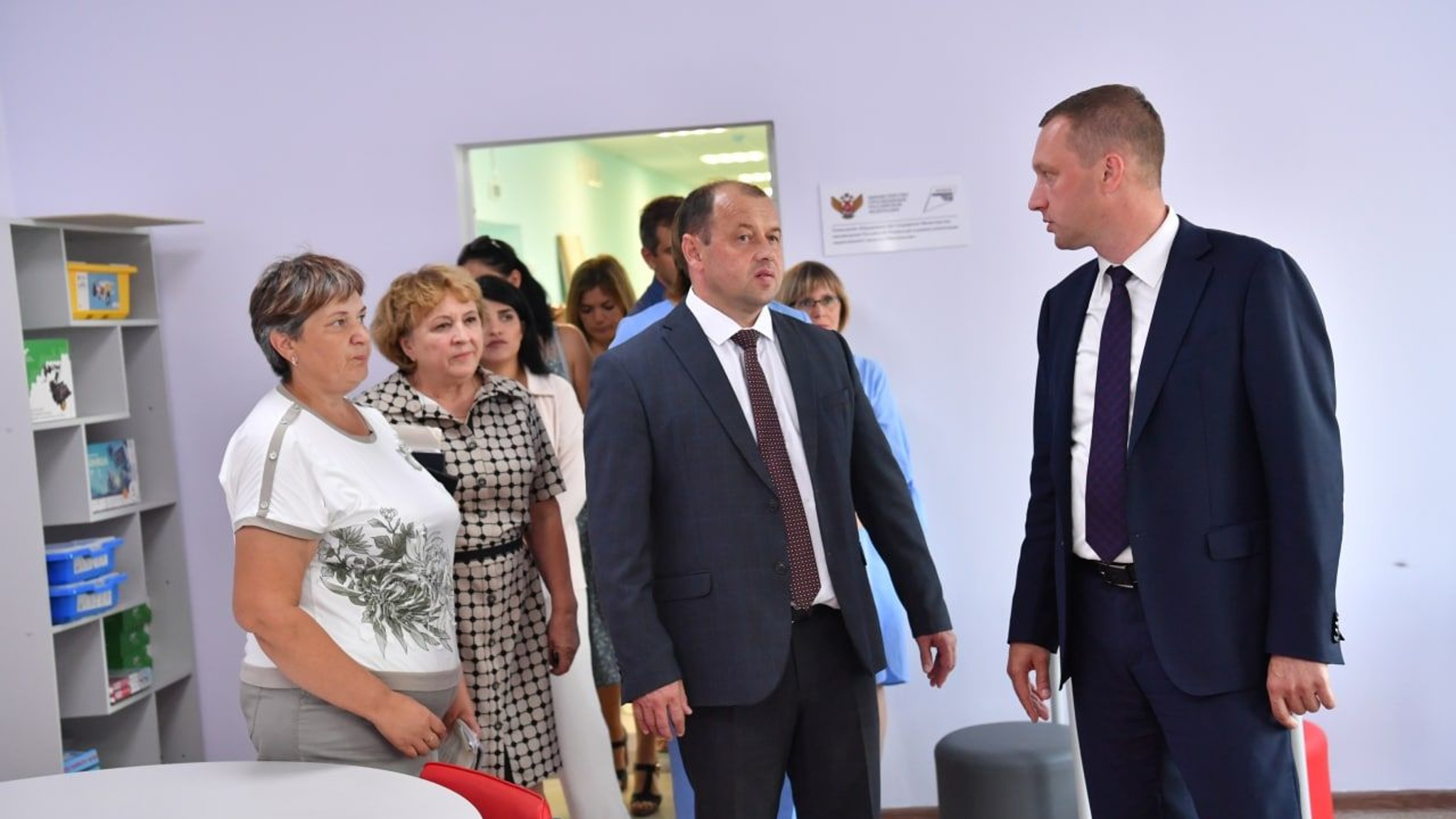 Врио губернатора проверил ход работ ремонта в школе в пос. Знаменский