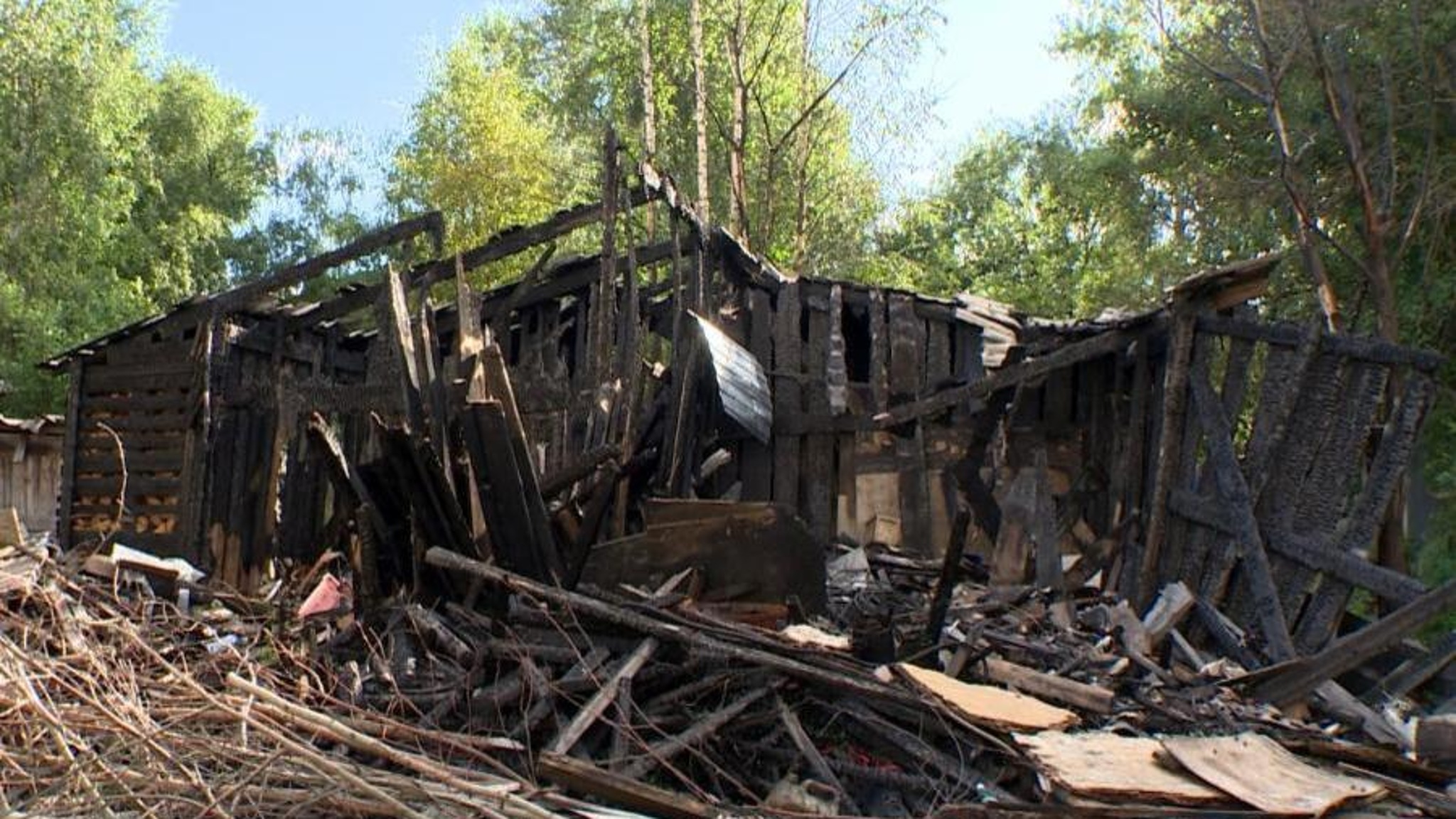 Жильцы аварийного дома в центре Архангельска требуют восстановить сарай