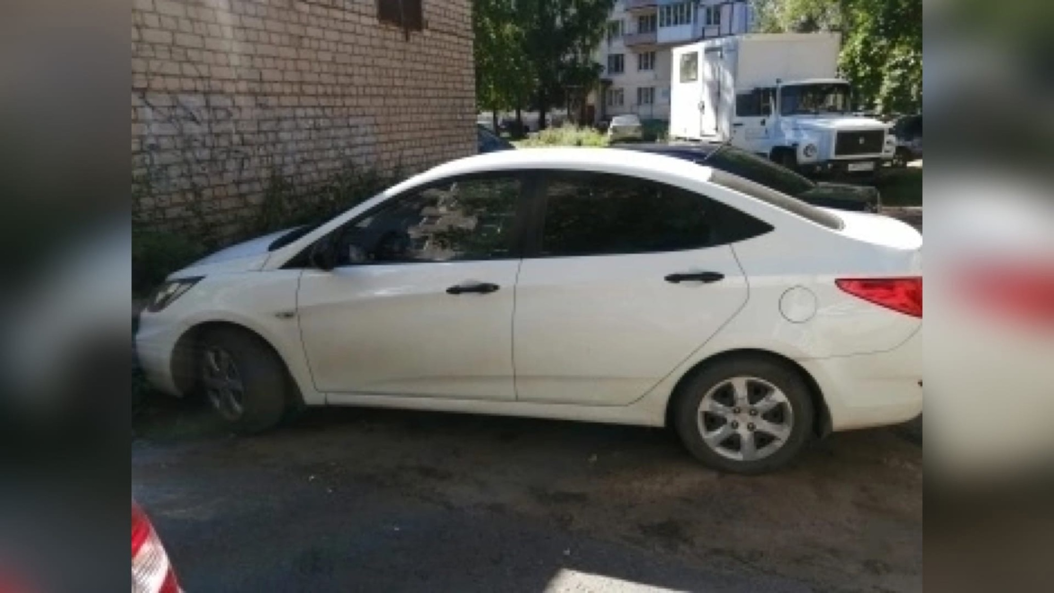 В Рыбинске водитель иномарки сдавал назад и сбил пенсионера