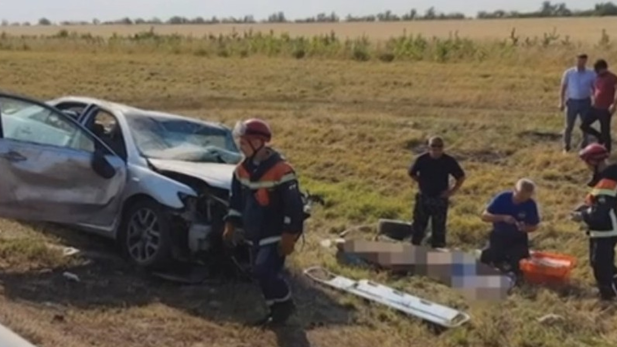 Водитель Тойоты не справился с управлением и врезался в опору освещения