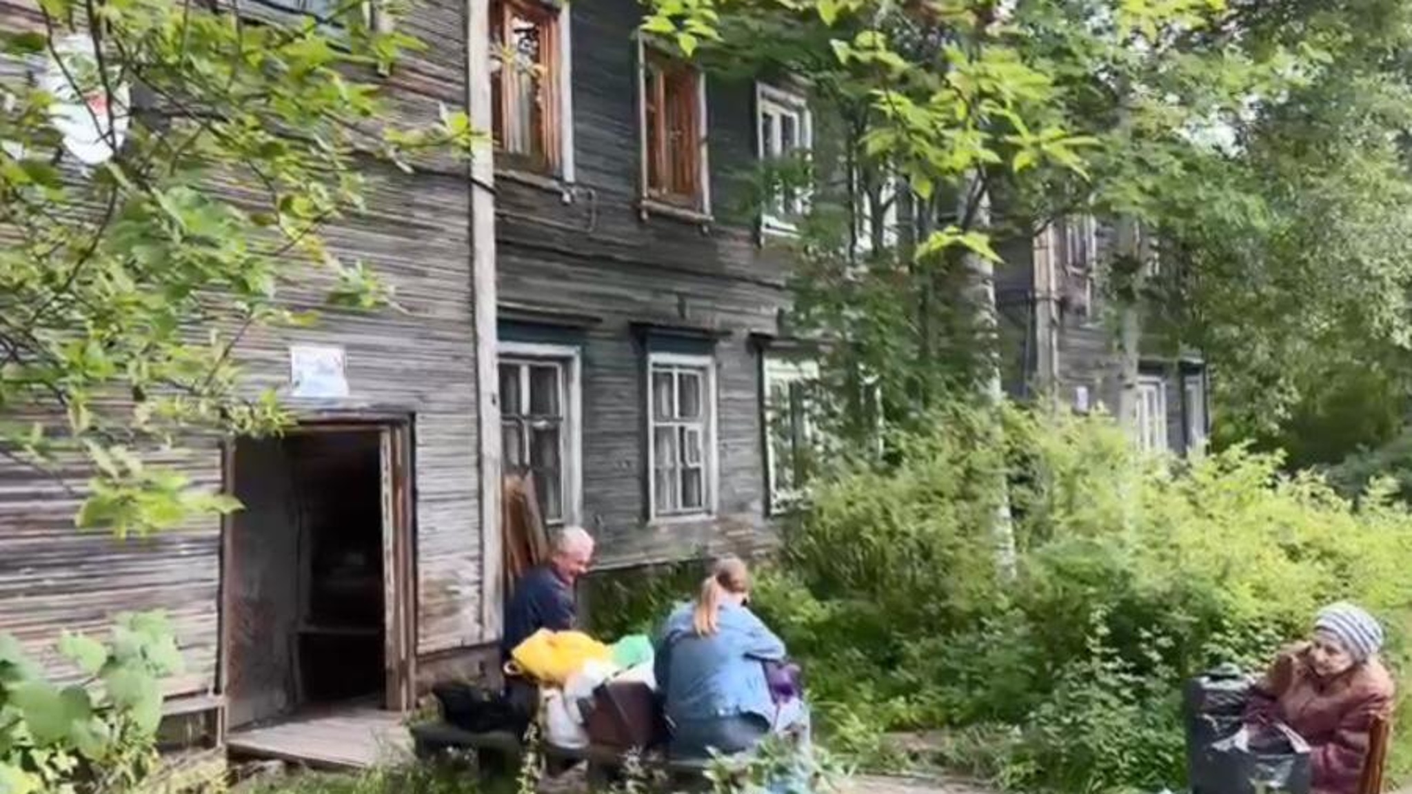 В Архангельске сошел со свай второй за неделю деревянный жилой дом