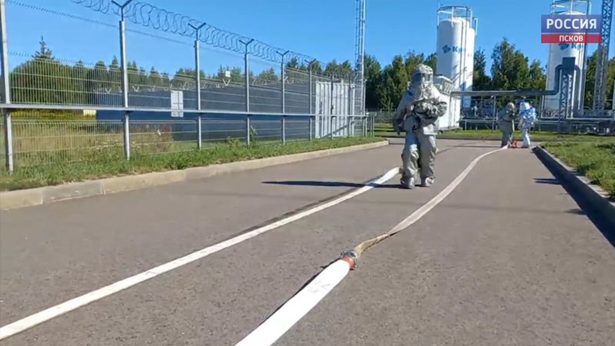 Псковские пожарные провели учения на комплексе сжиженного газа