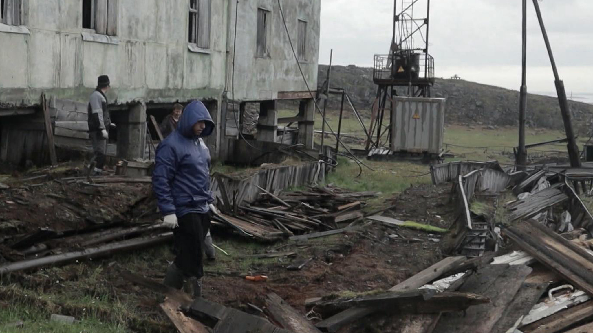 Ветер и дождь не мешают волонтерам делать Арктику чище