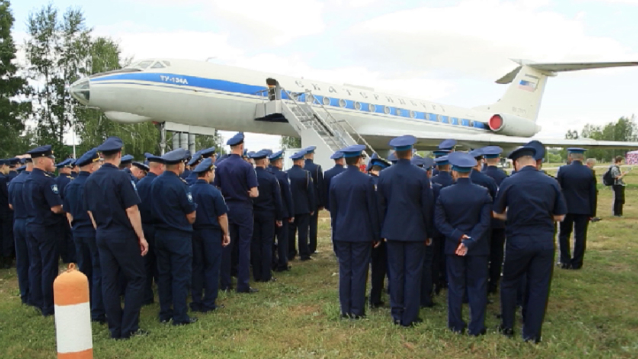 В Екатеринбурге на военном аэродроме открылась выставка на борту ТУ-134