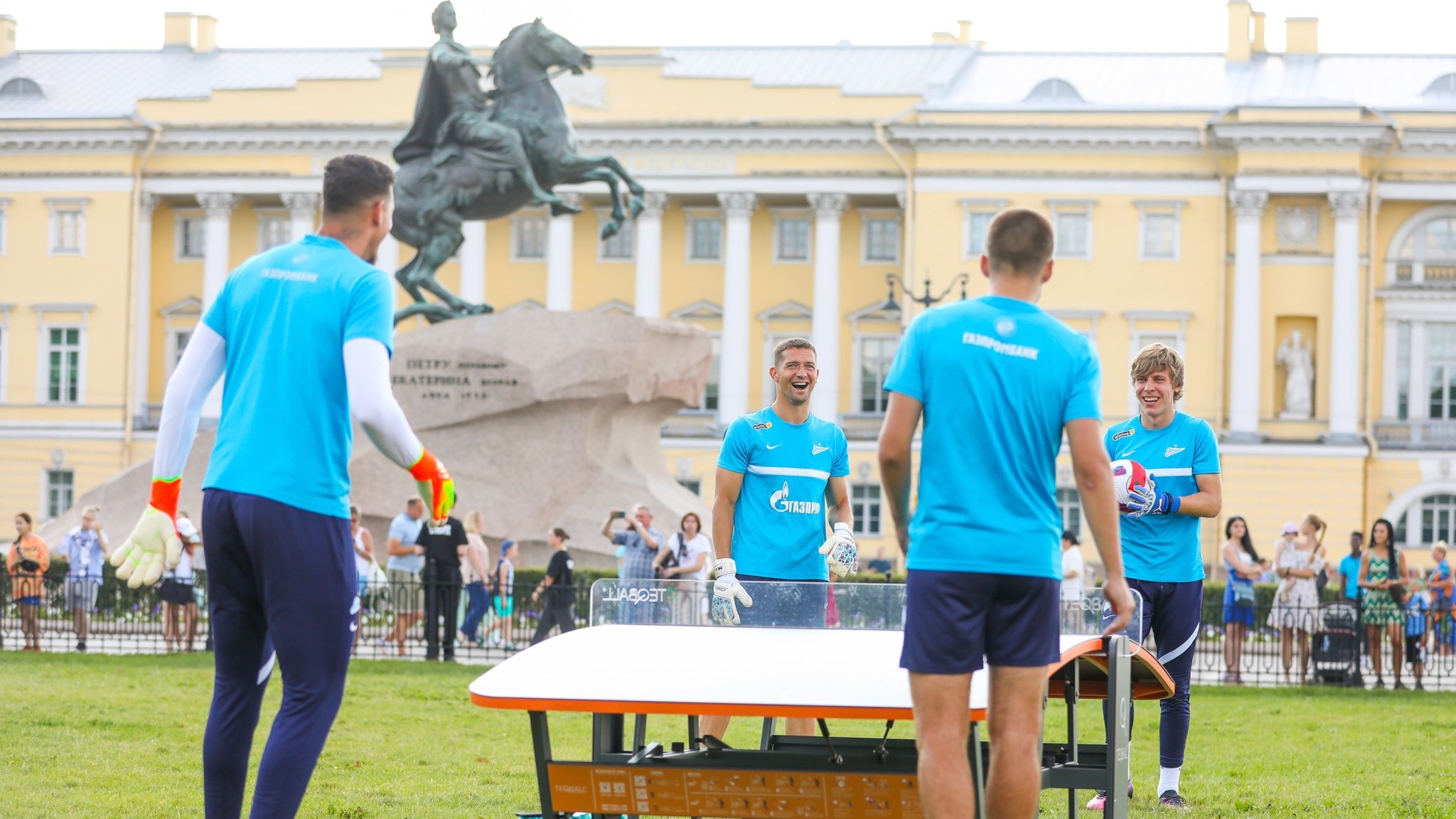 "Зенит" провел тренировку в центре Санкт-Петербурга
