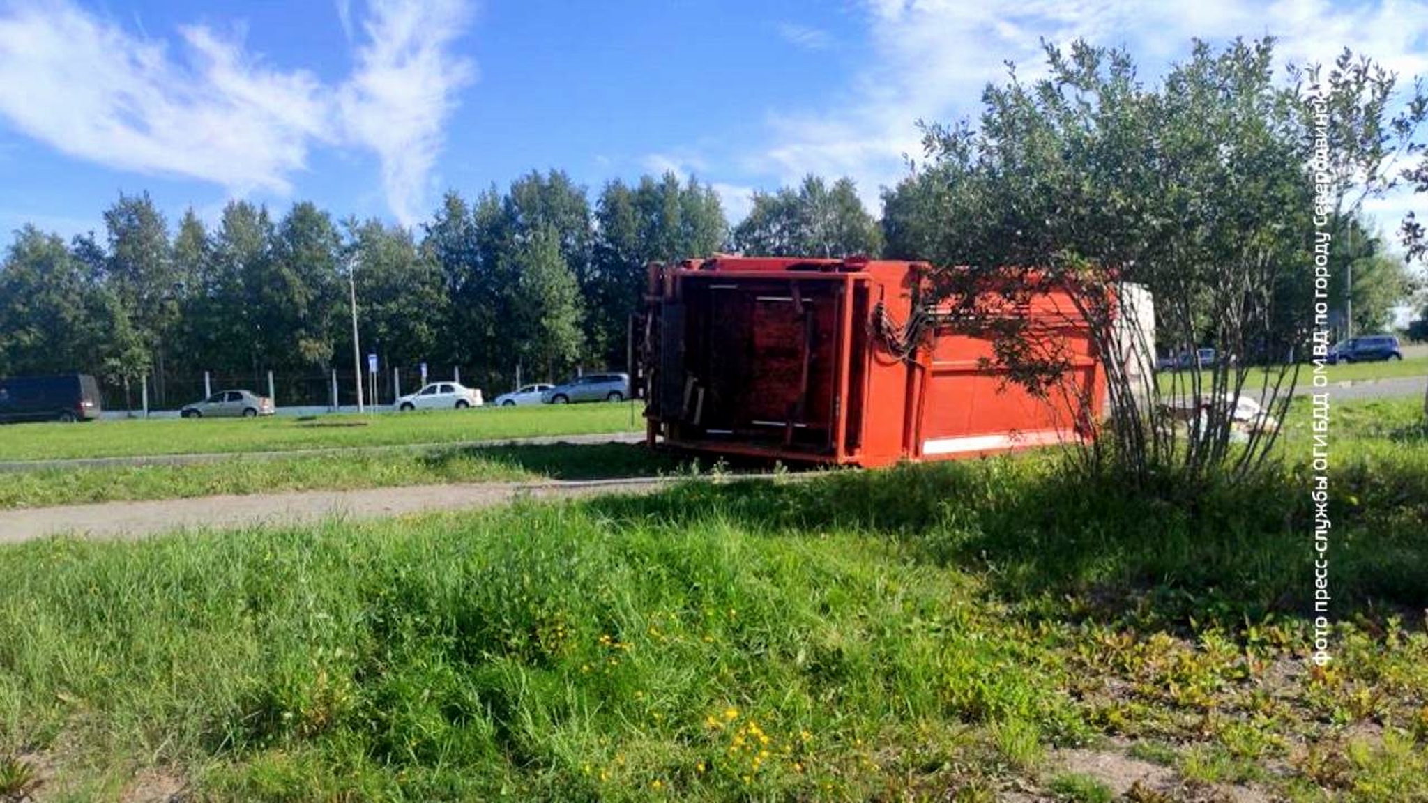 В Северодвинске опрокинулся мусоровоз