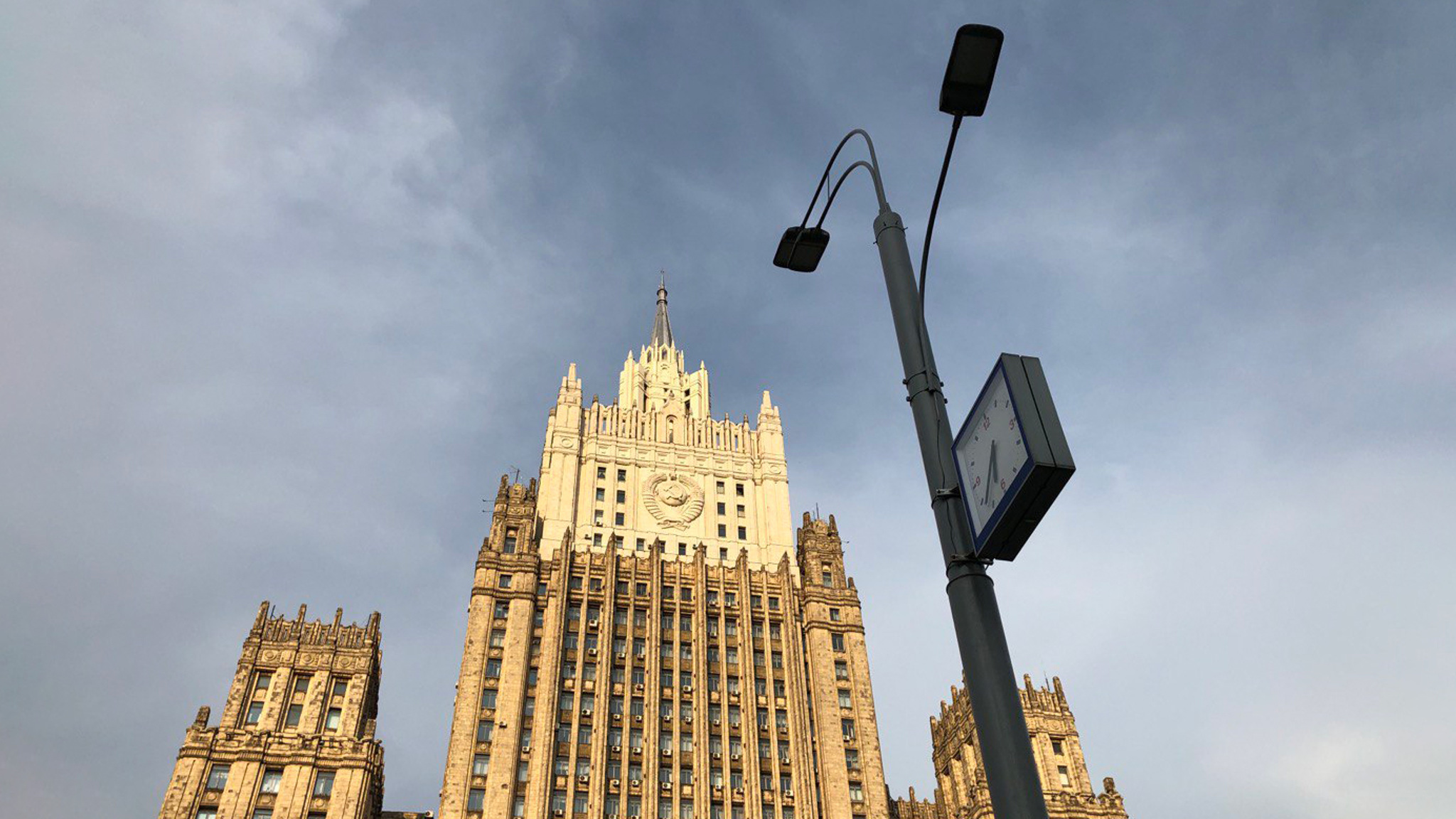 Российские студенты "горячо" встретили посла Великобритании возле МИД