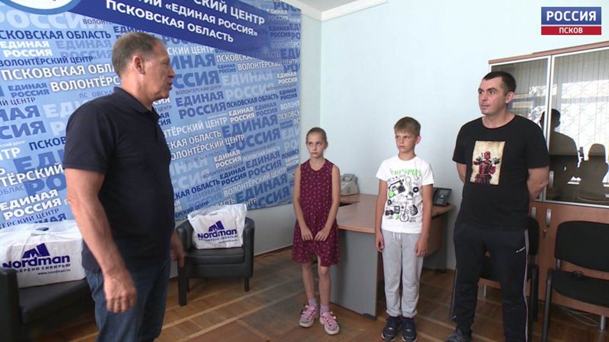 Семье беженцев из Макеевки вручили рюкзаки со всеми необходимыми для школы канцтоварами