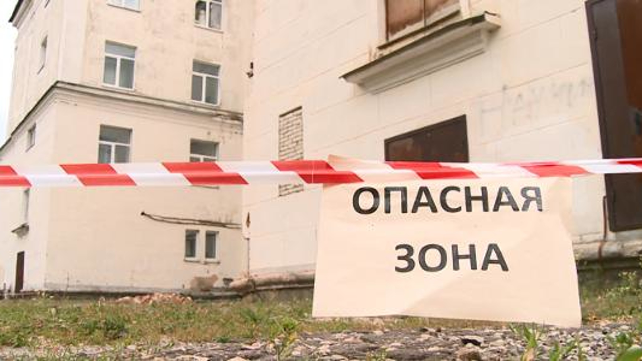 Ученики школы №25 не начнут учебный год в родных стенах из-за трещины в здании